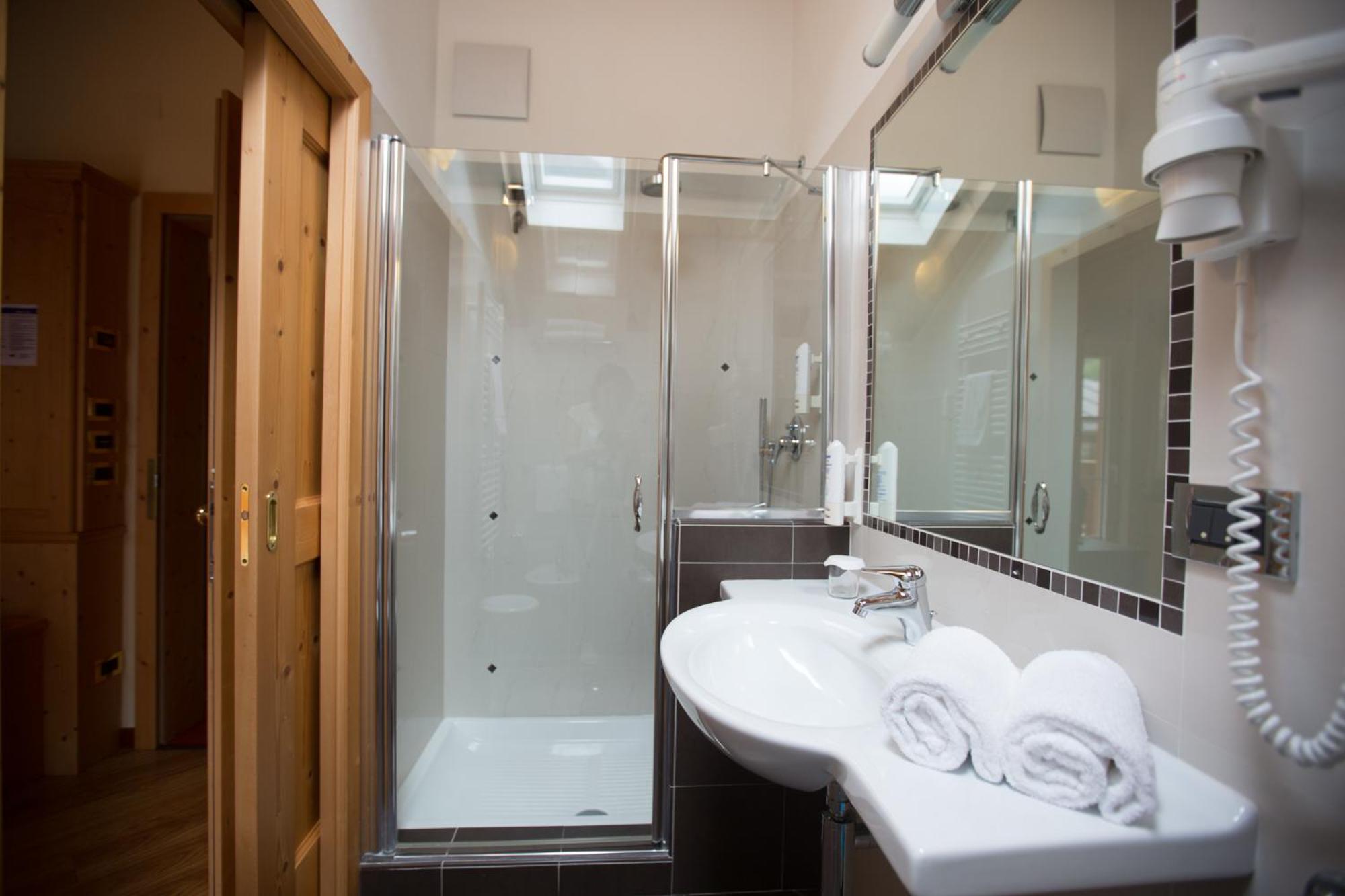 Superior Double or Twin Room with Balcony - Photo 10
