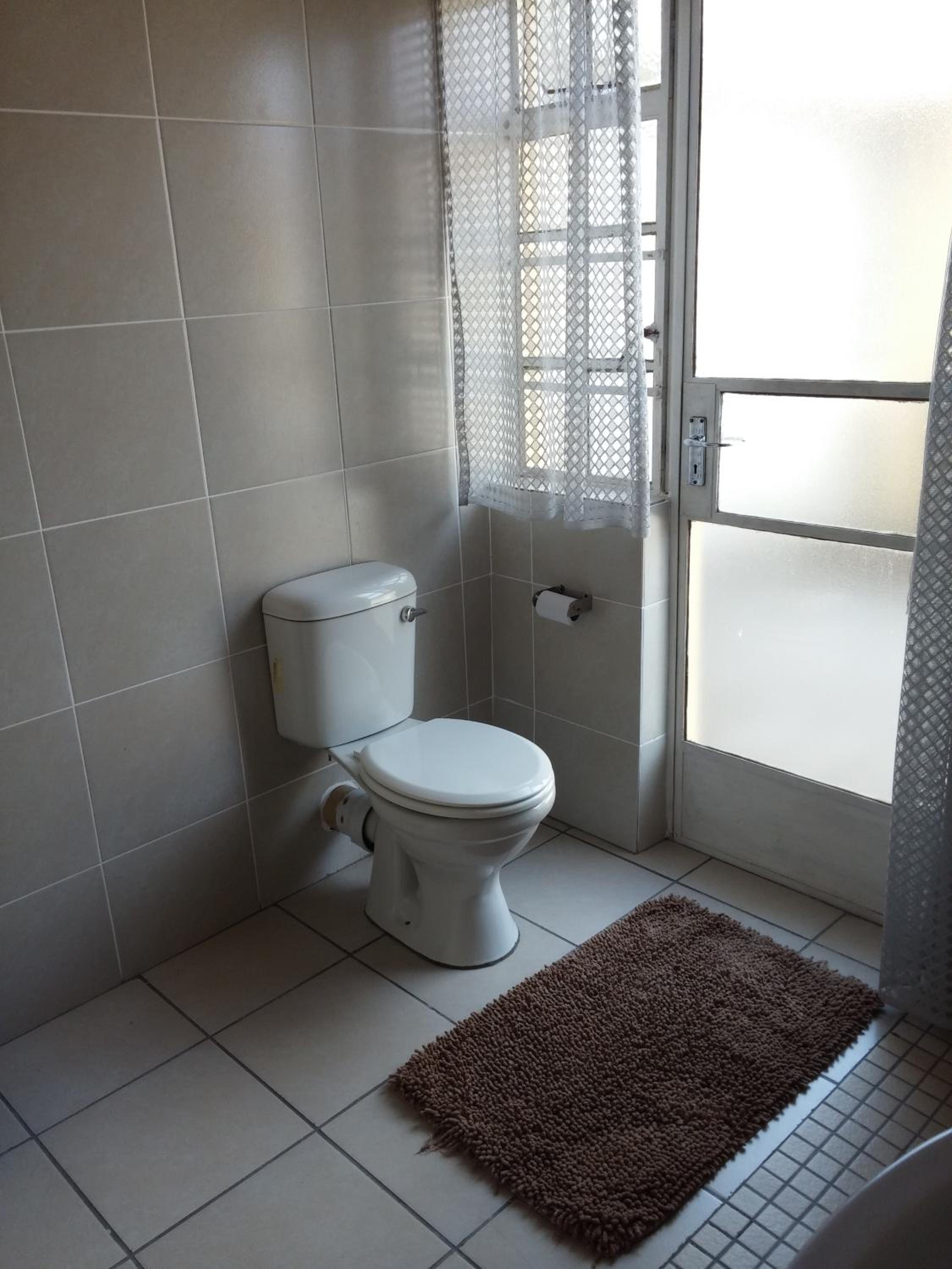 Apartment with Lake View - Photo 7