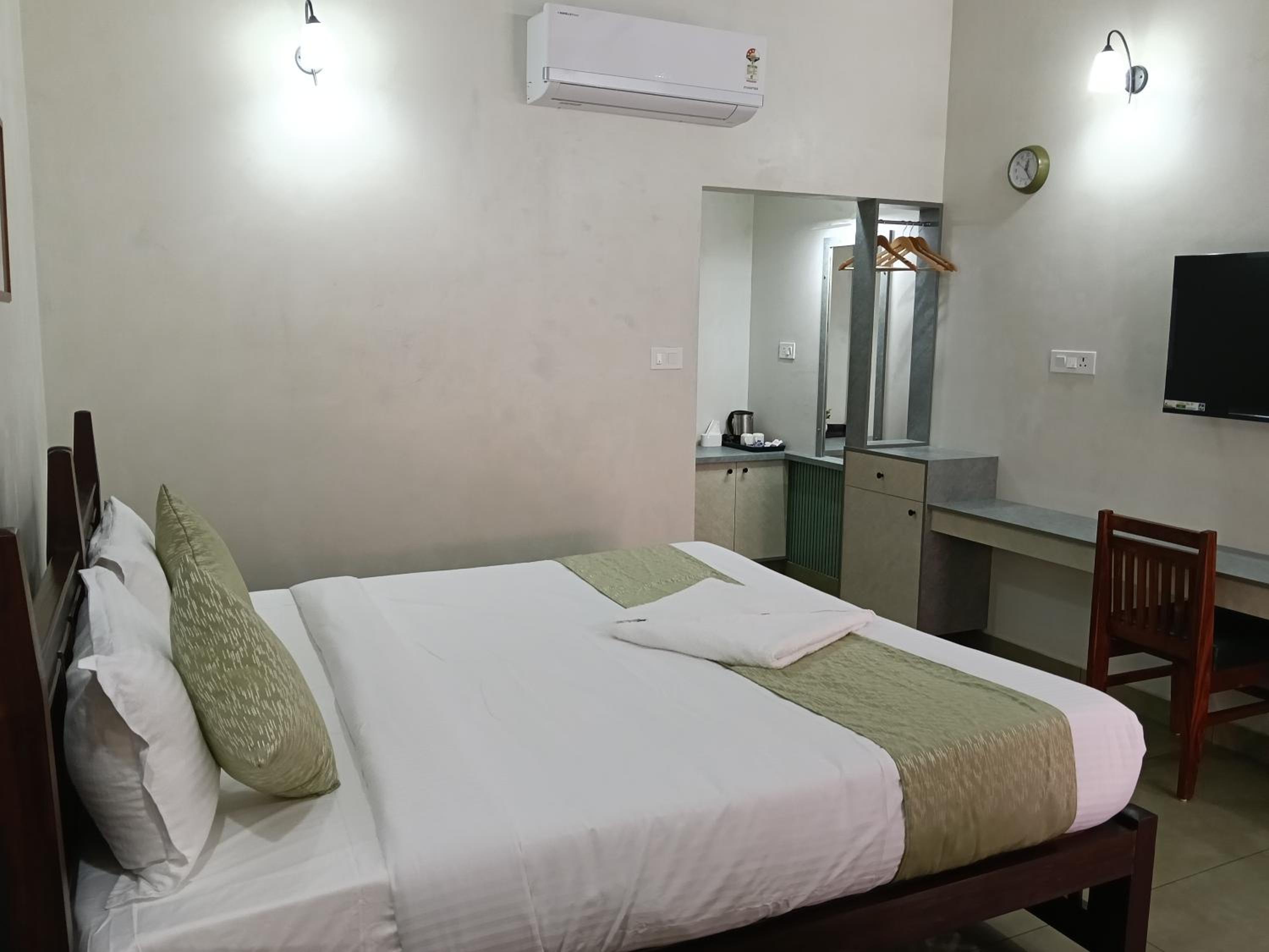 Double Room with Private Bathroom - Photo 61