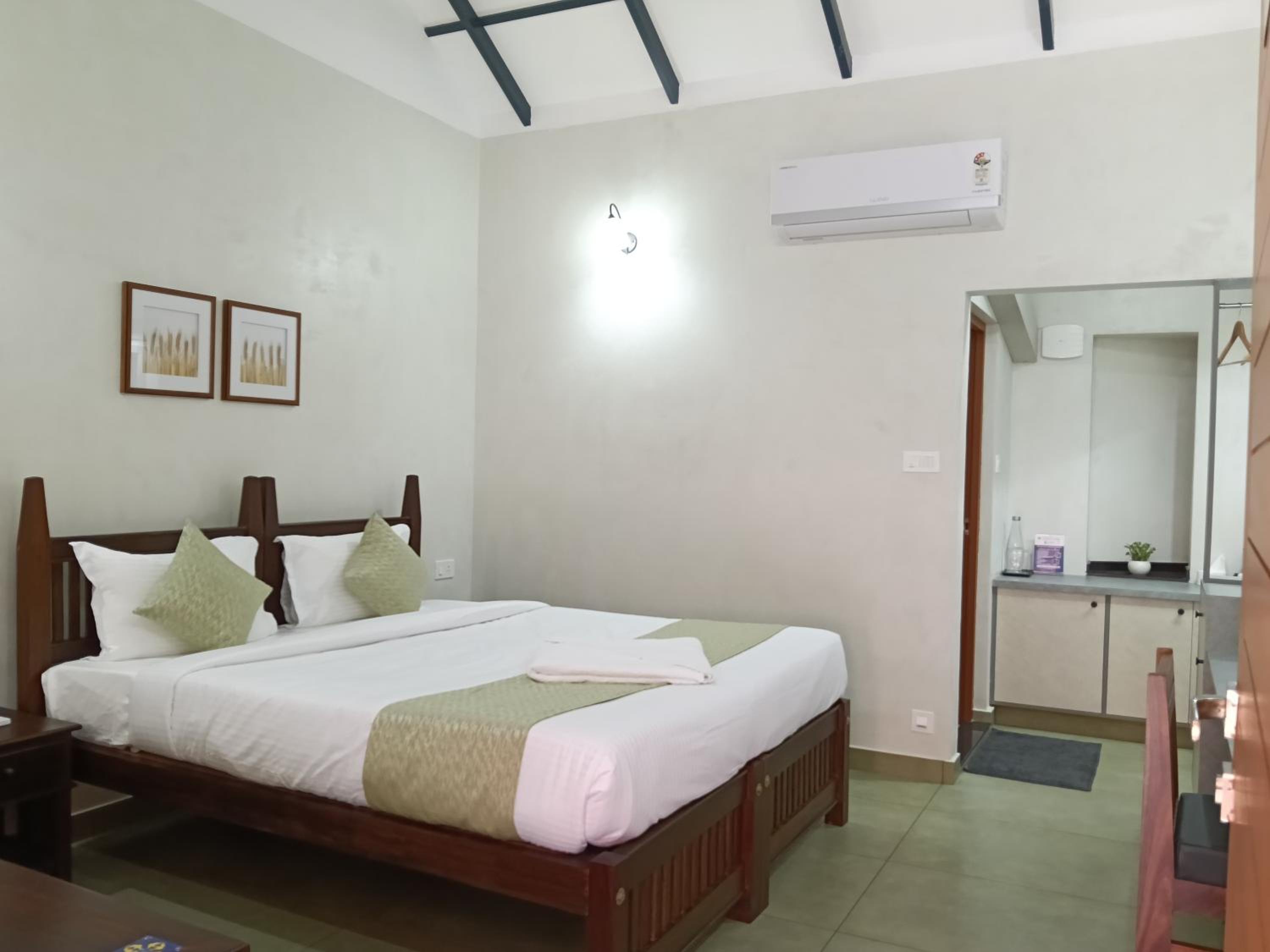 Double Room with Private Bathroom - Photo 29
