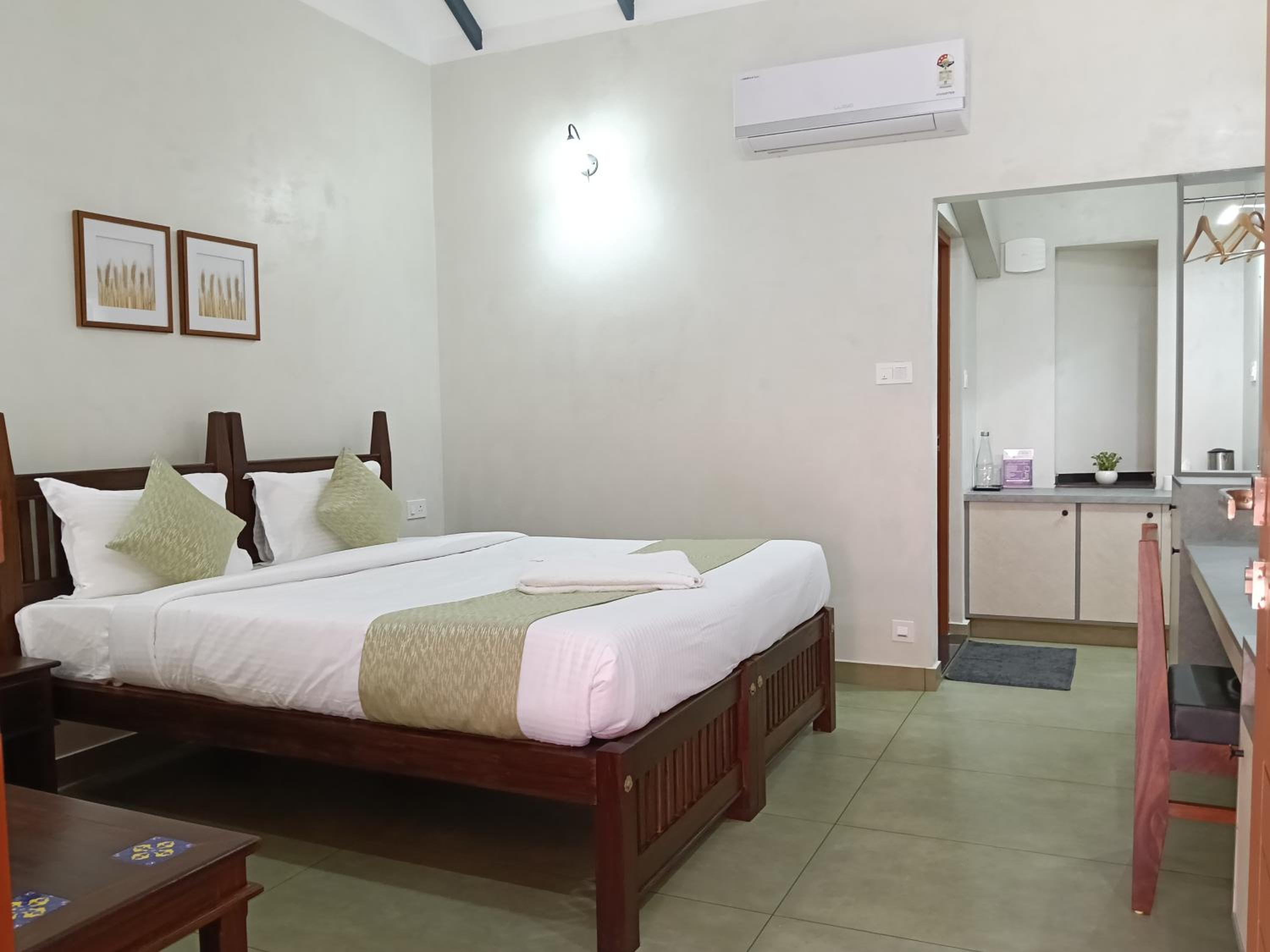 Double Room with Private Bathroom - Photo 30