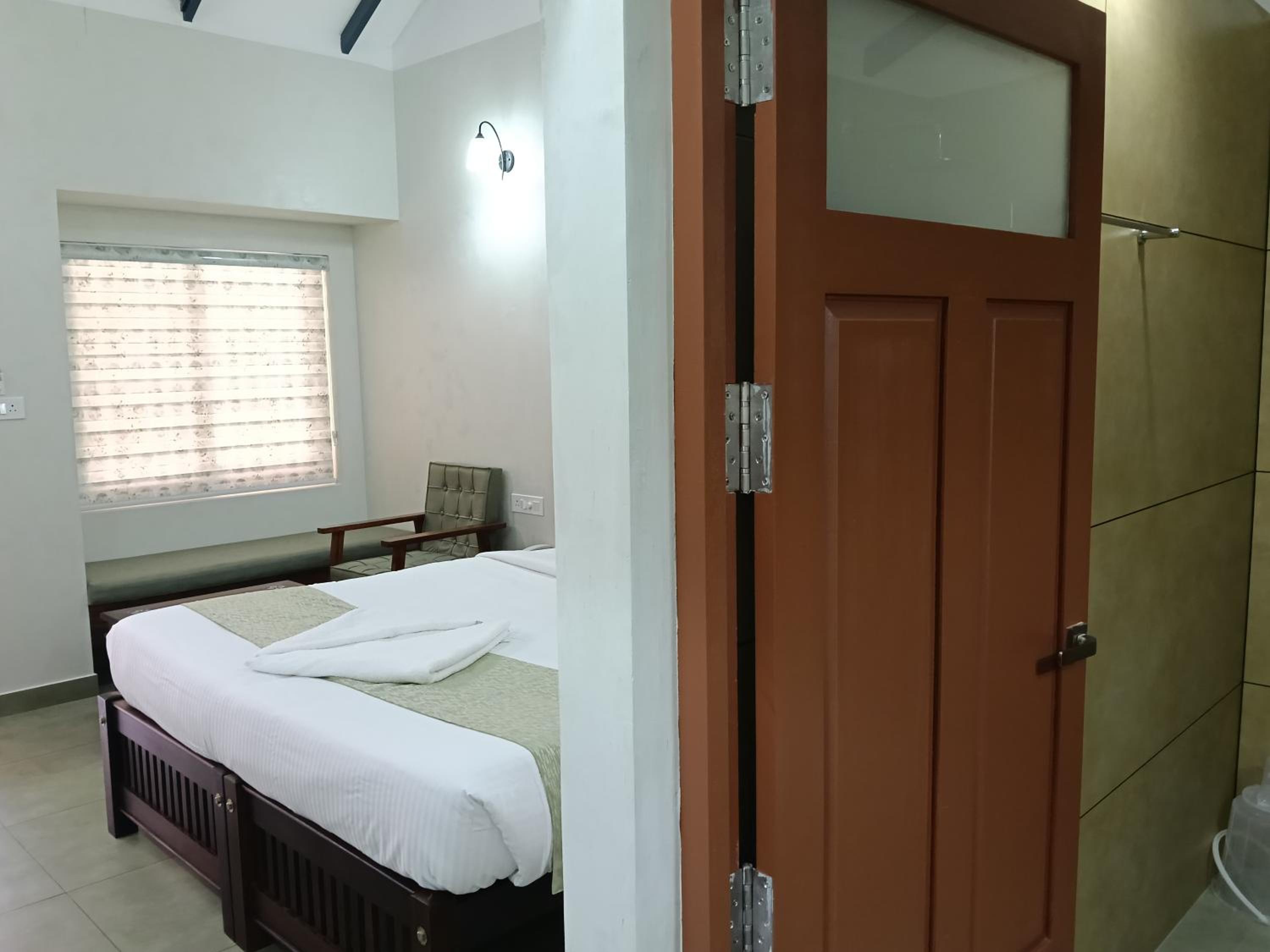 Double Room with Private Bathroom - Photo 26