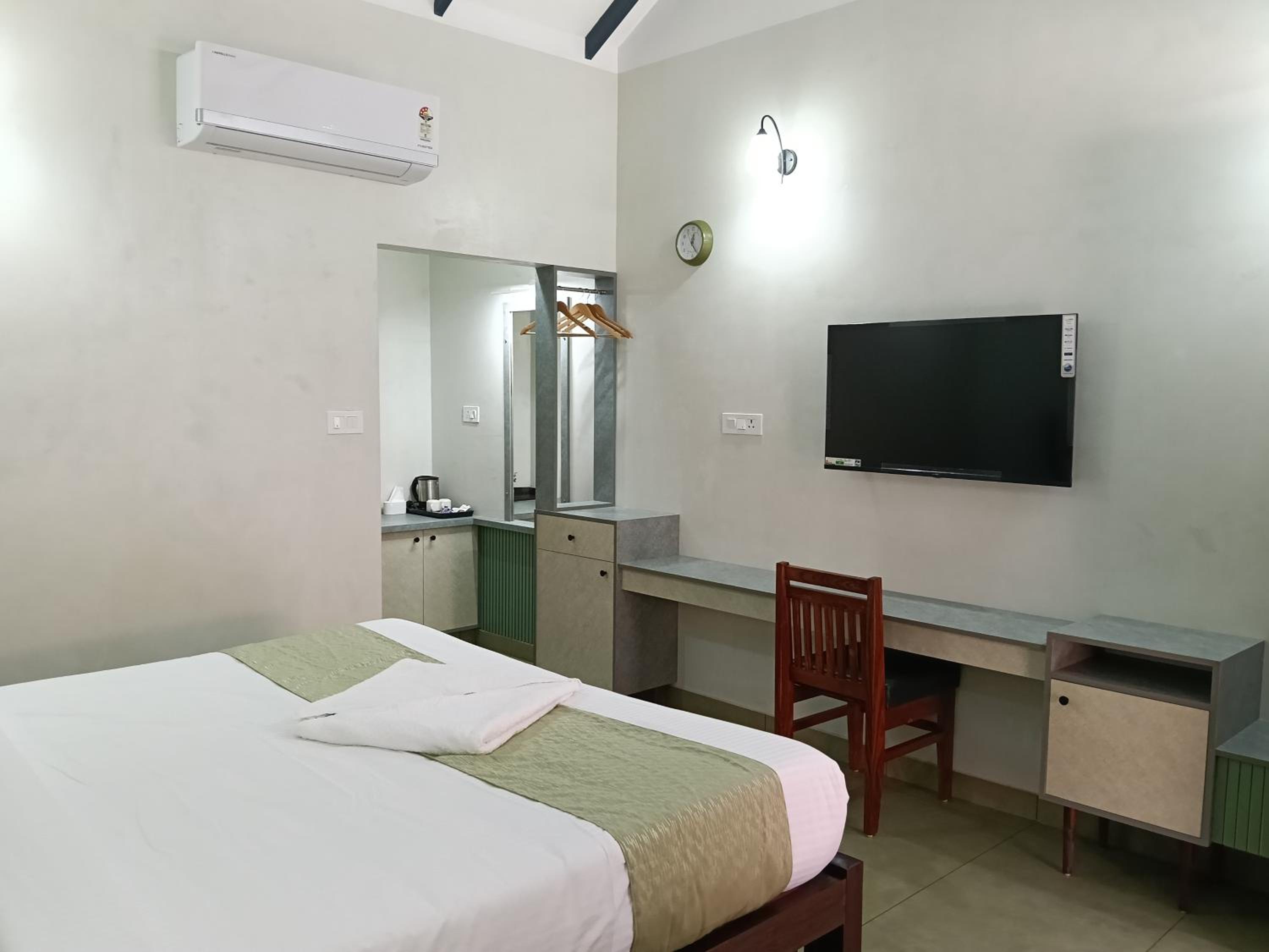 Double Room with Private Bathroom - Photo 25