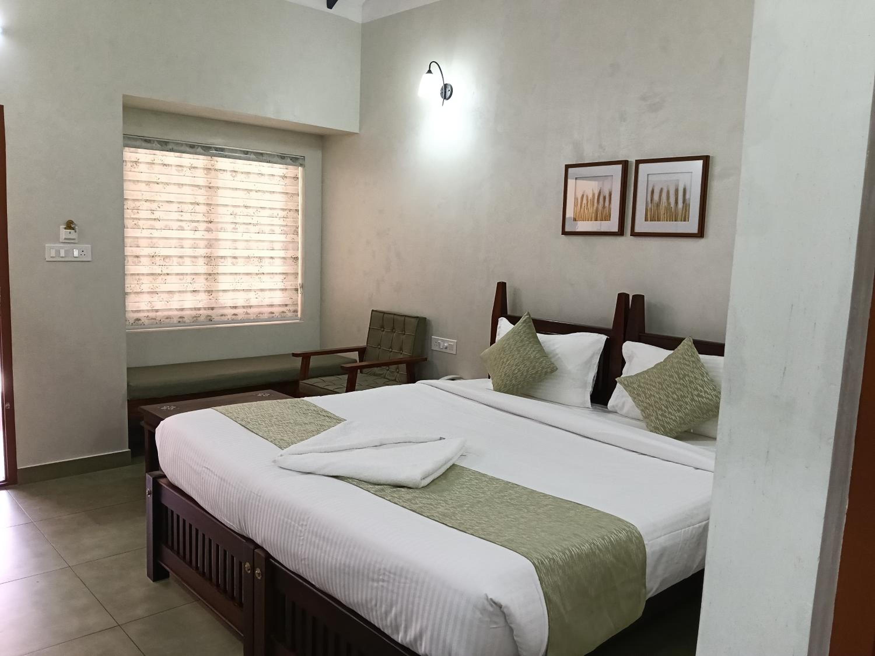 Double Room with Private Bathroom - Photo 28