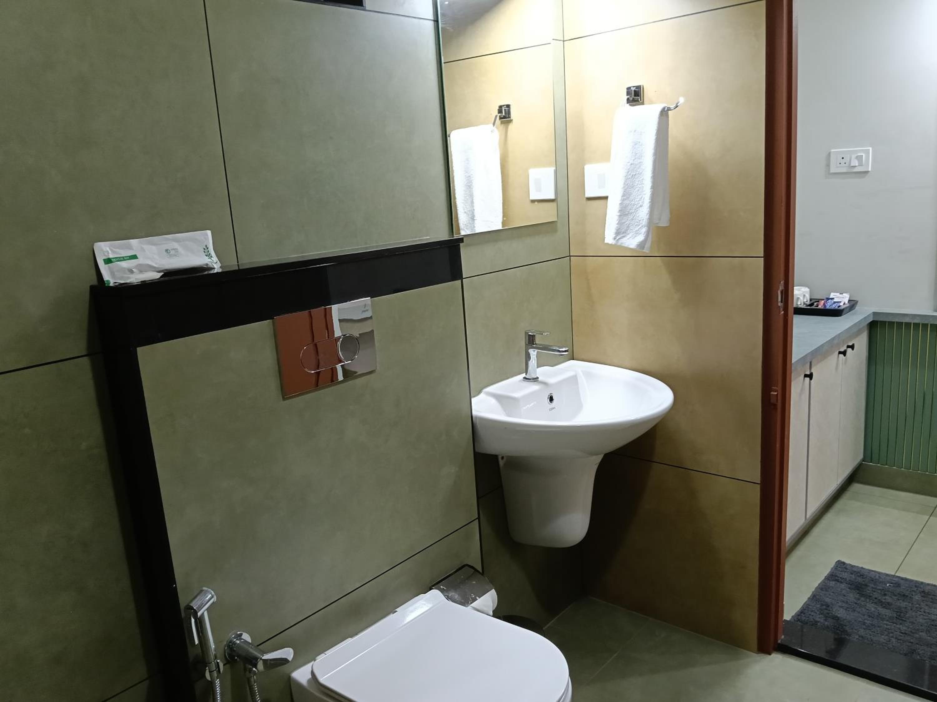 Double Room with Private Bathroom - Photo 54