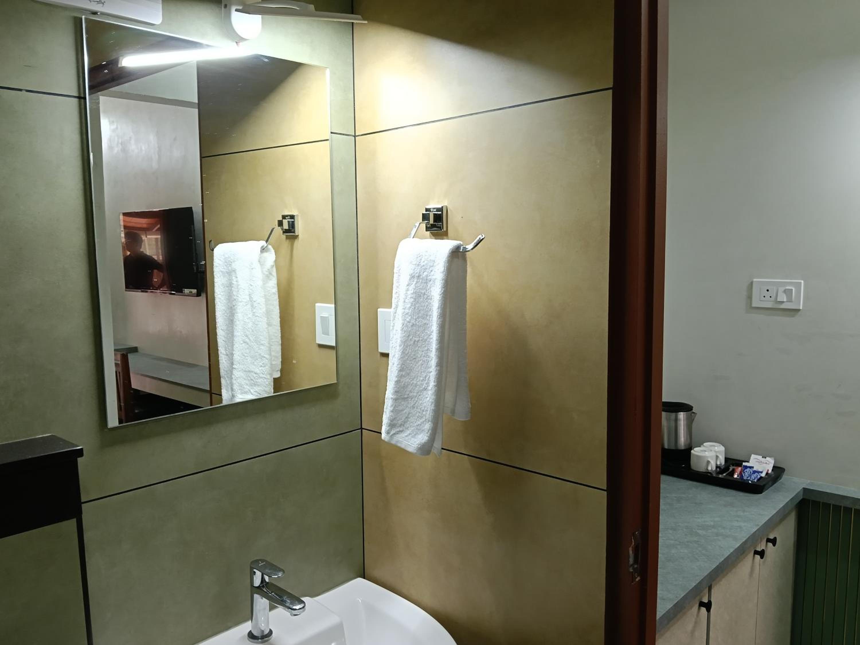 Double Room with Private Bathroom - Photo 58