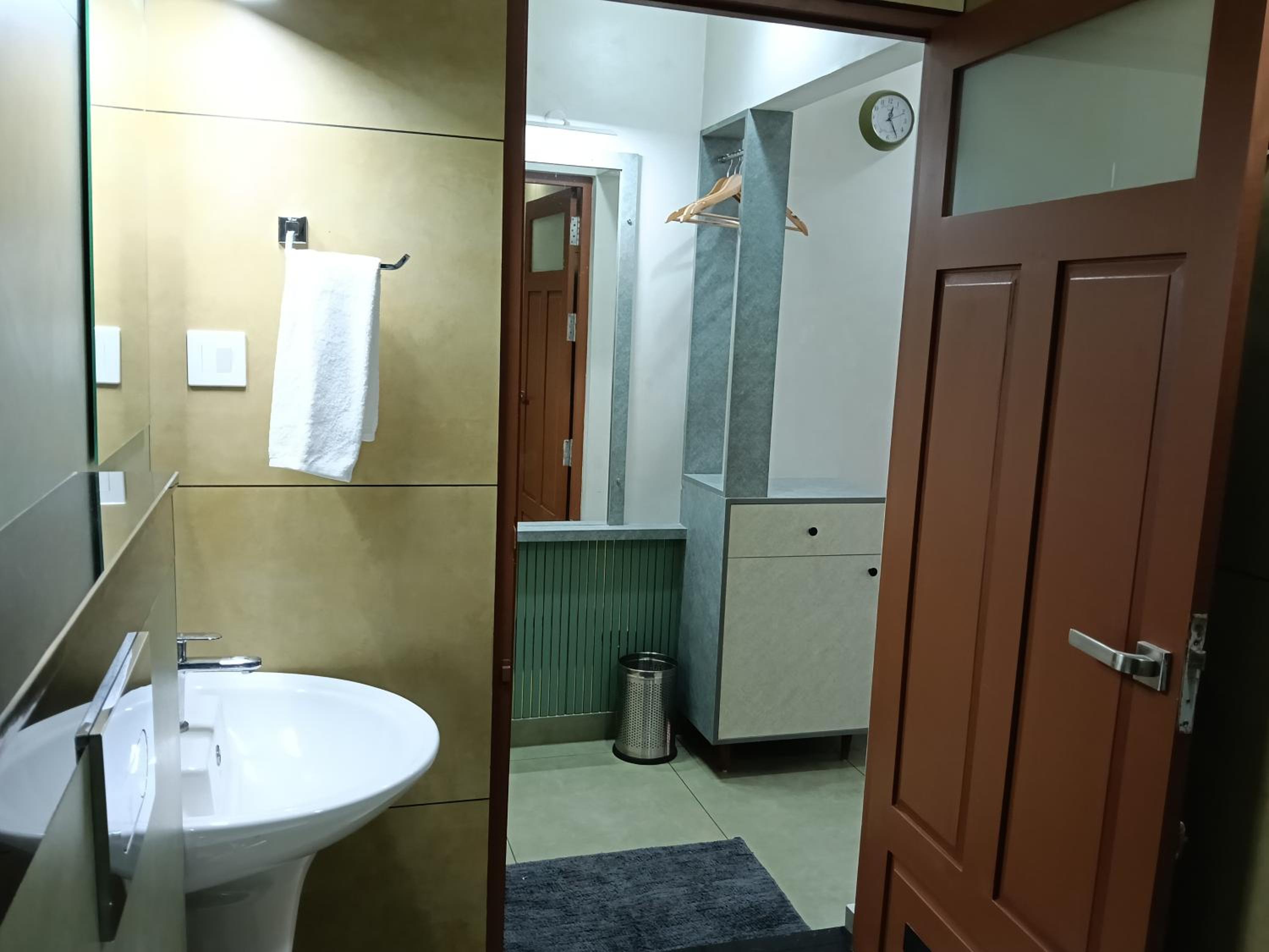 Double Room with Private Bathroom - Photo 10