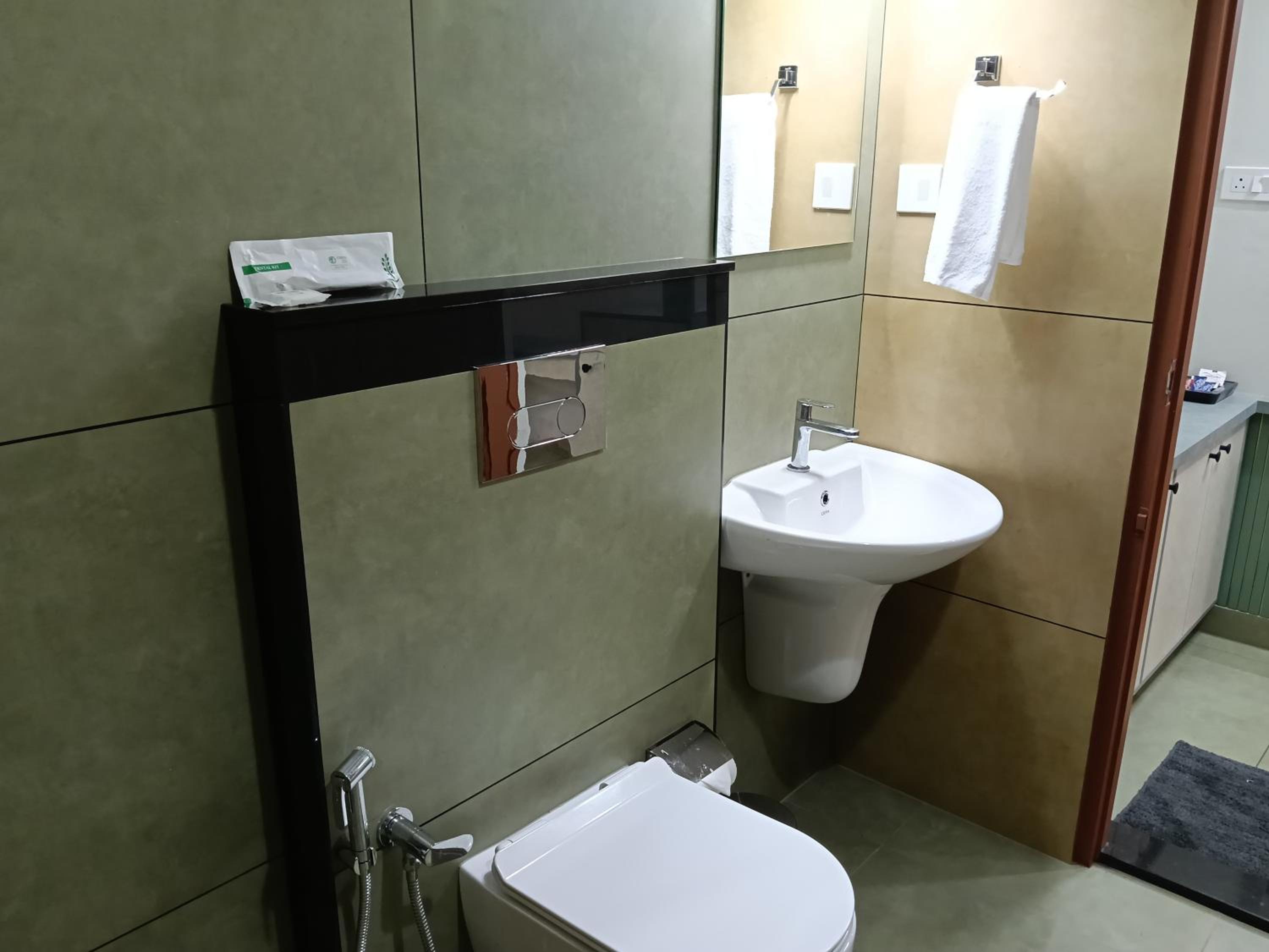 Double Room with Private Bathroom - Photo 57