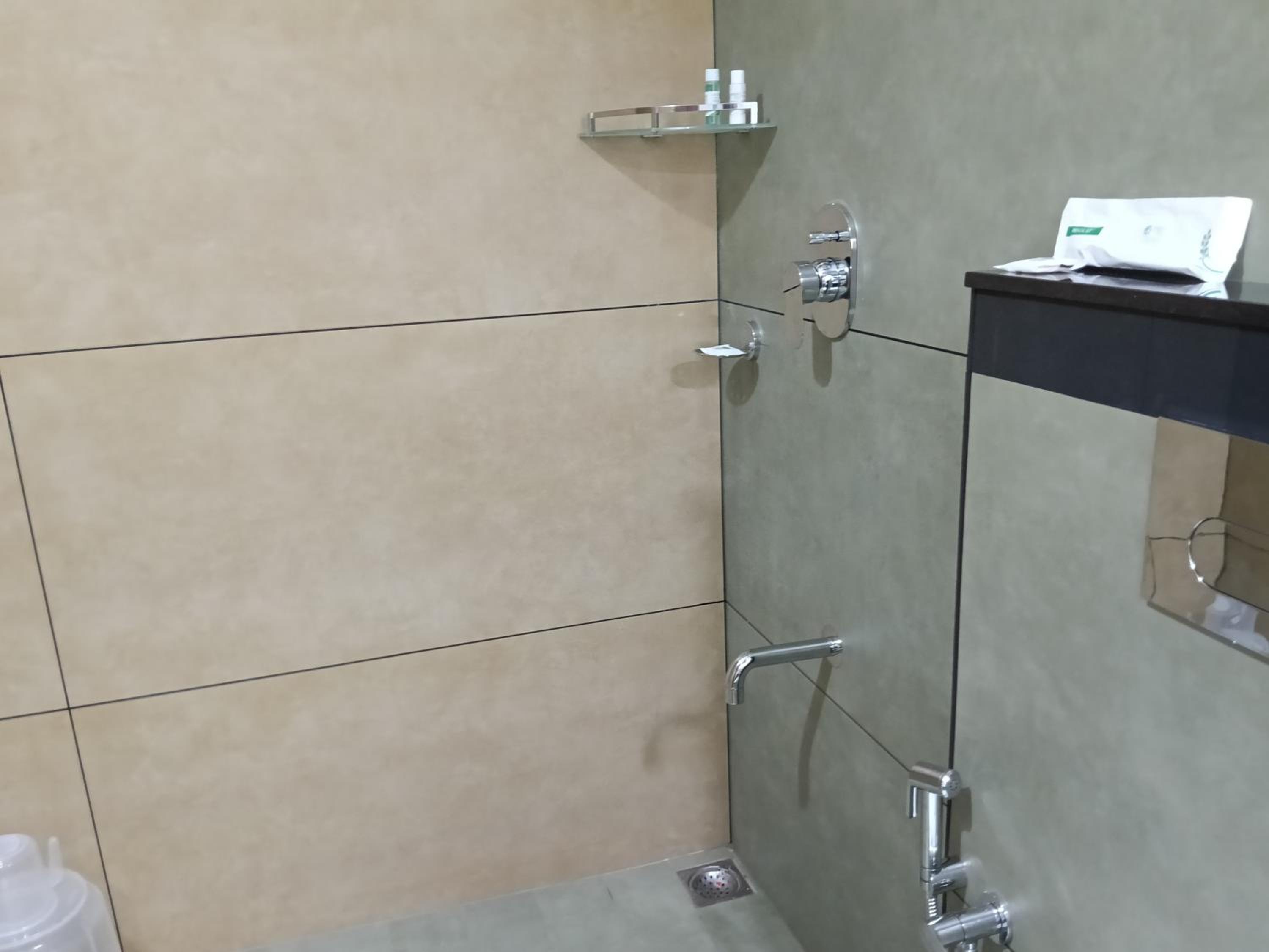 Double Room with Private Bathroom - Photo 9