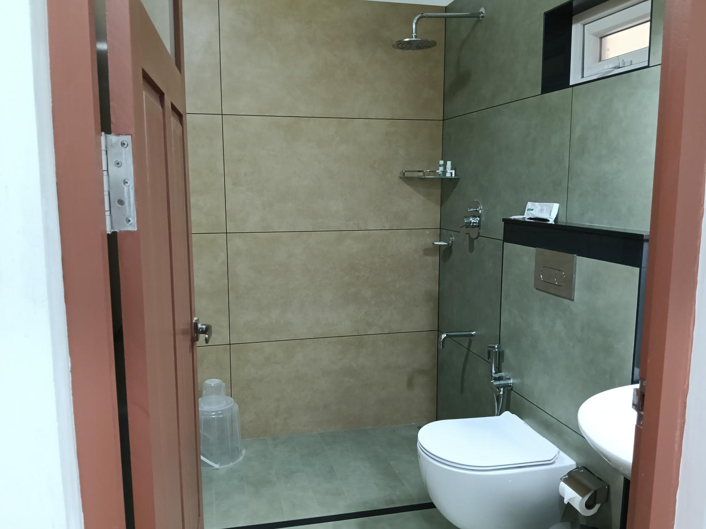 Double Room with Private Bathroom - Photo 8
