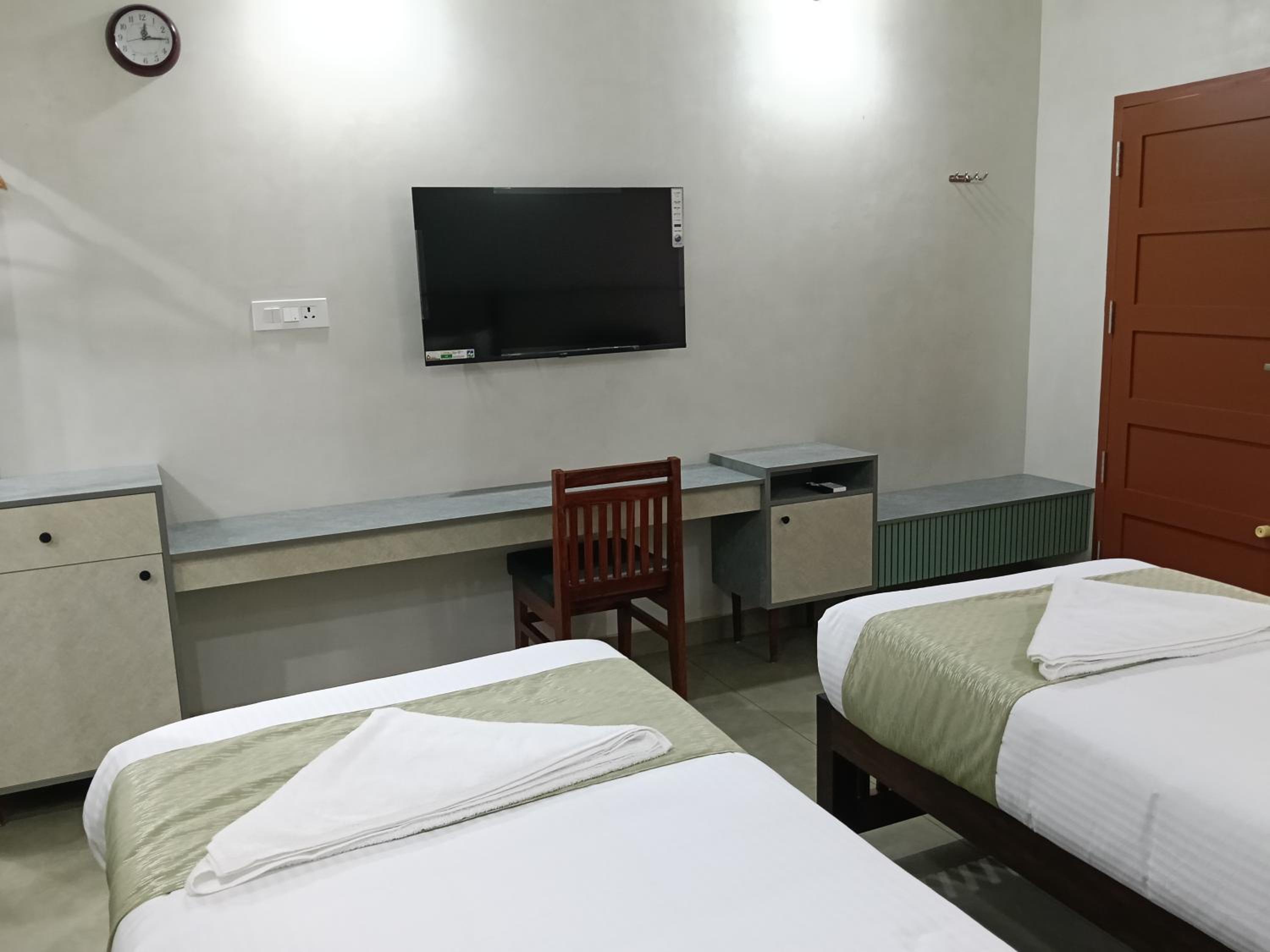 Double Room with Private Bathroom - Photo 65