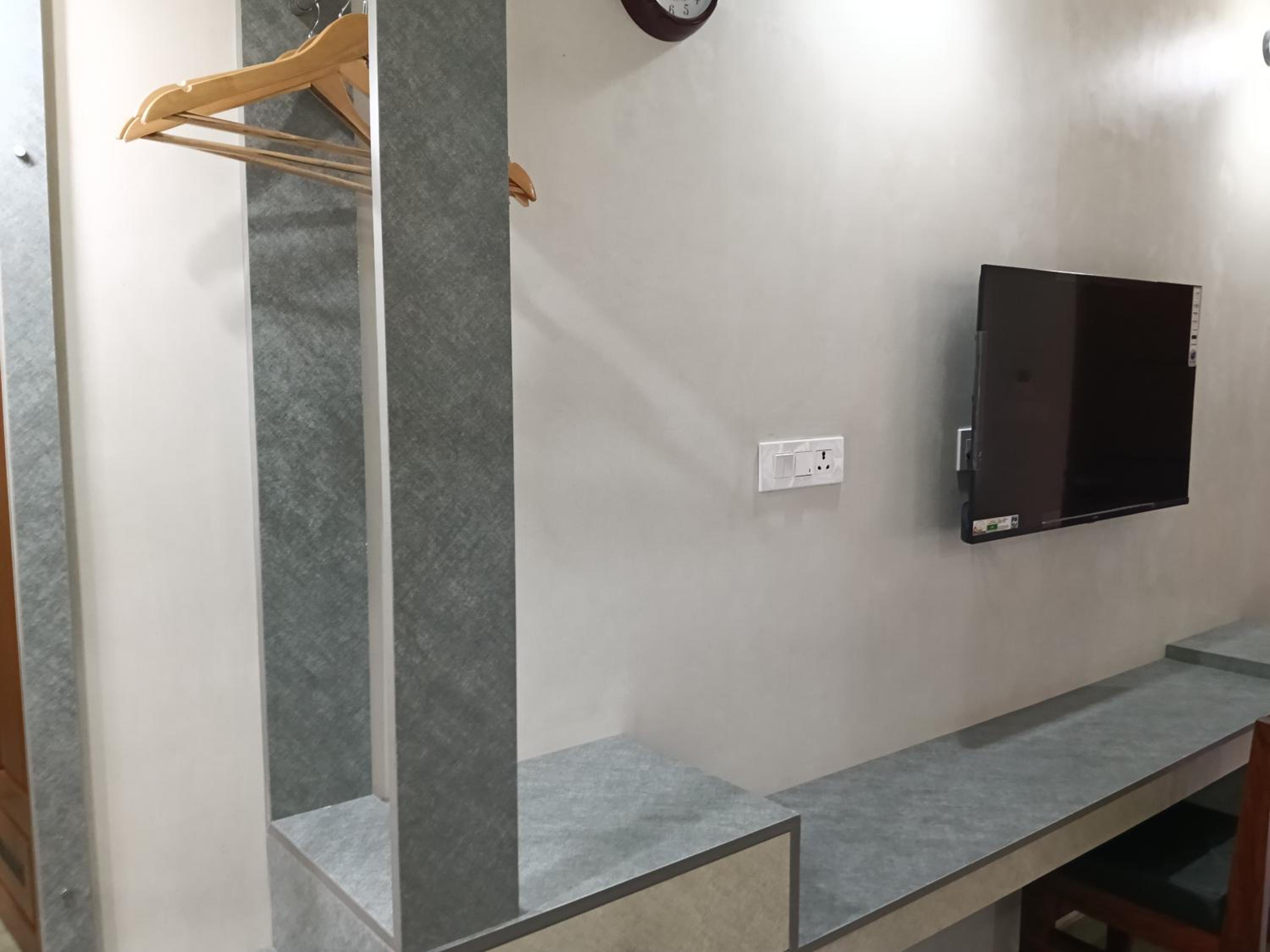 Double Room with Private Bathroom - Photo 15