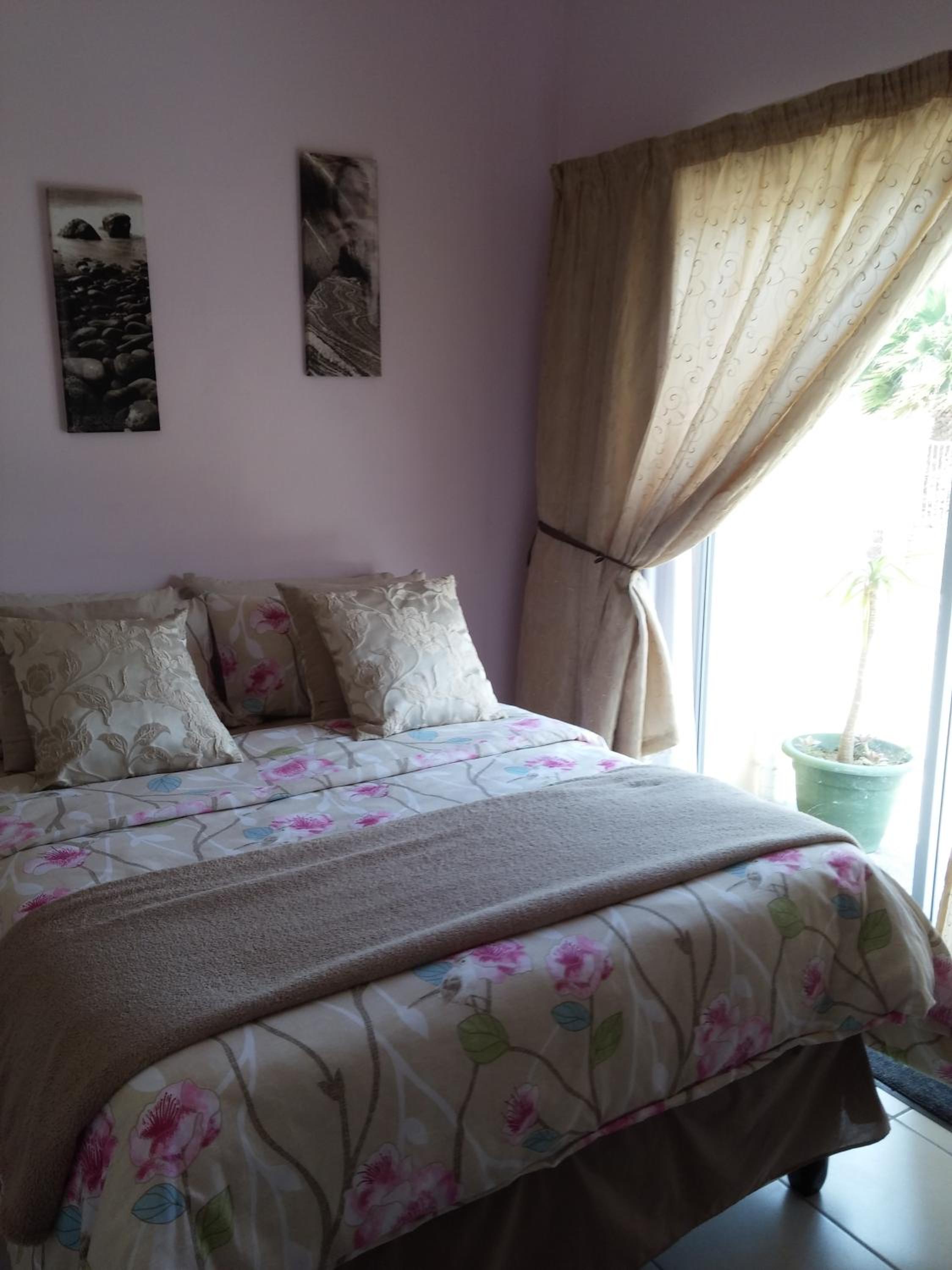 Studio Apartment - Photo 1