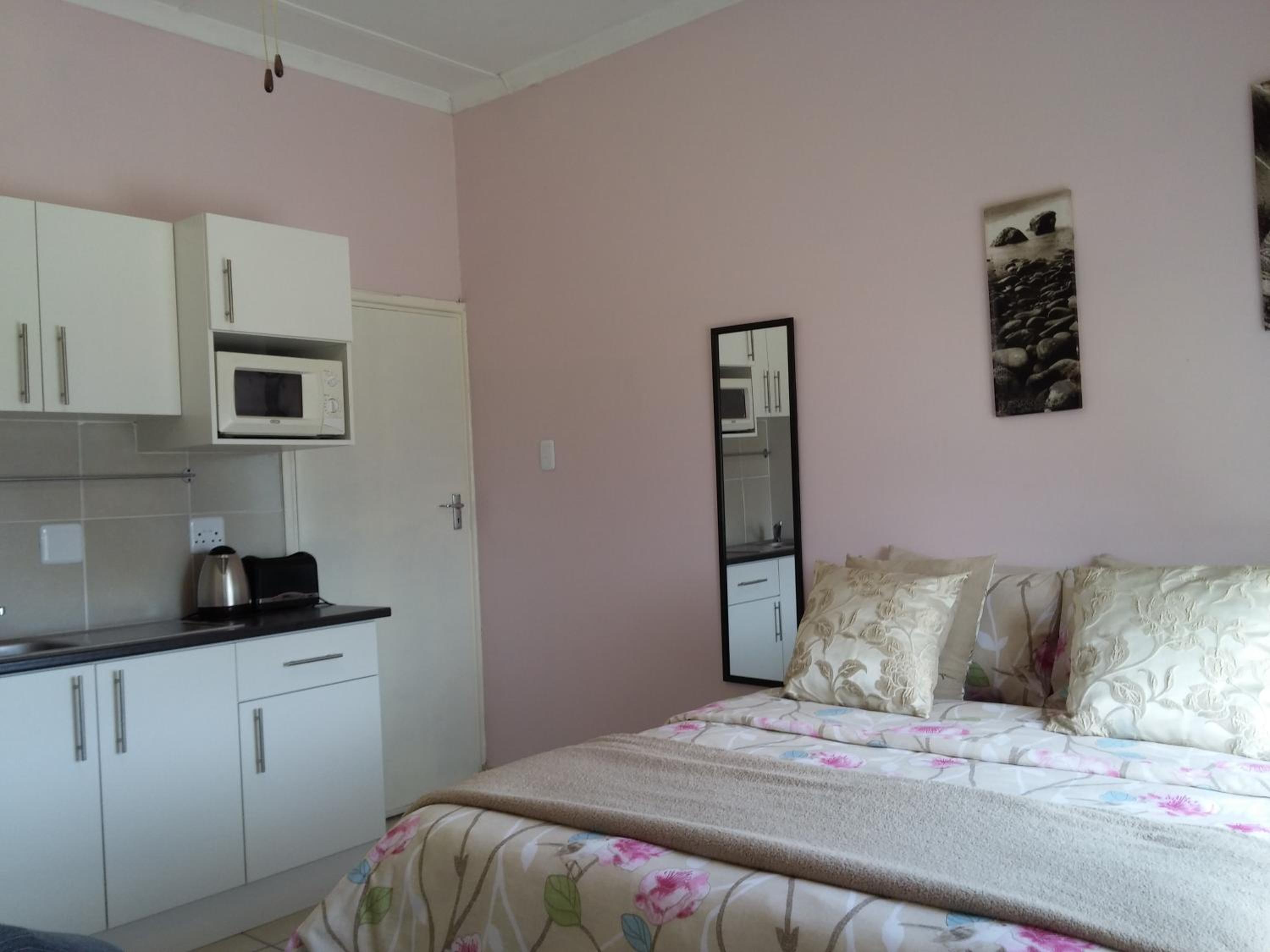 Studio Apartment - Photo 2