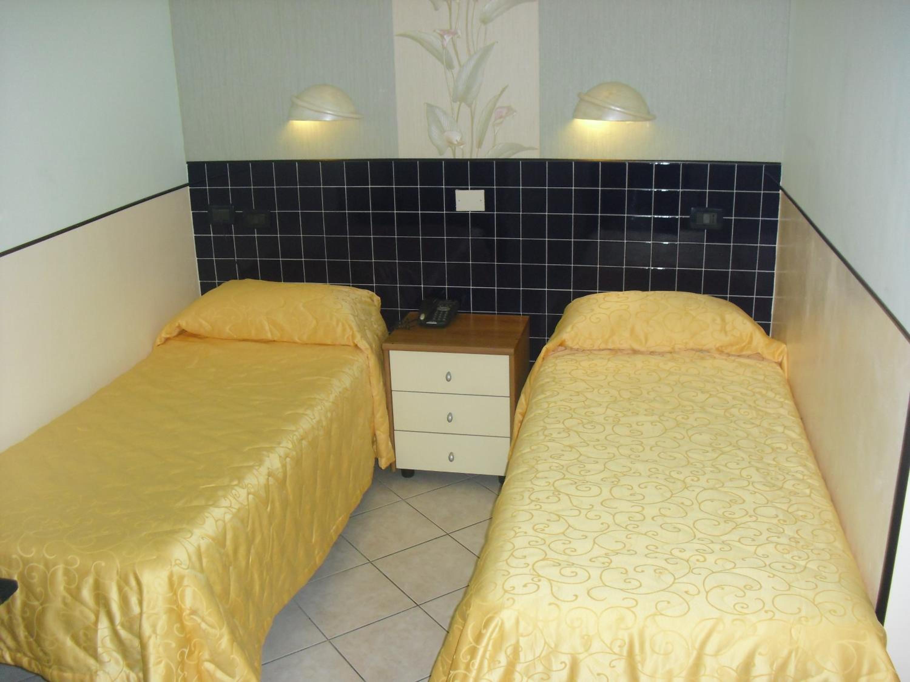 Twin Room - Photo 3