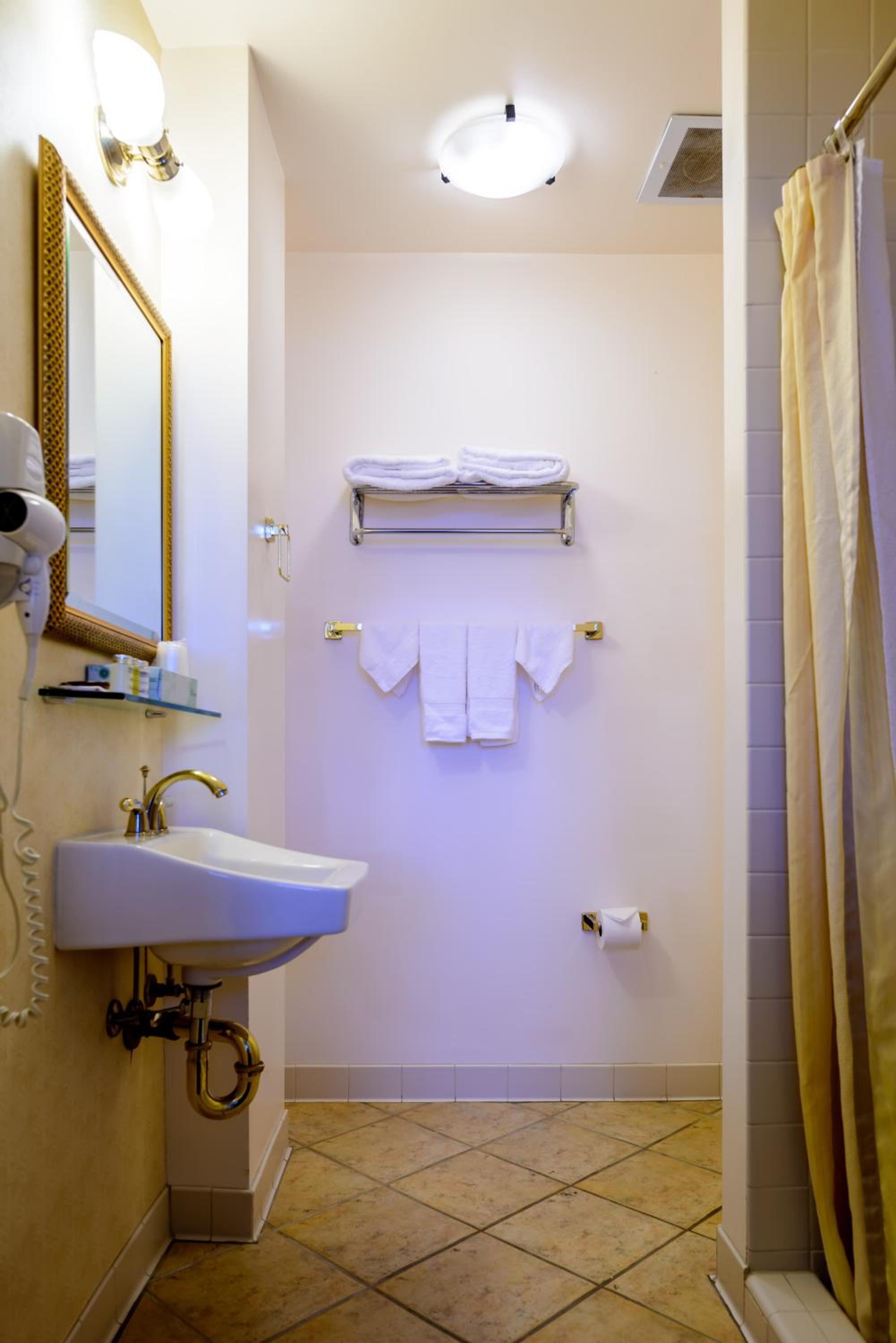 Queen Room - Photo 5