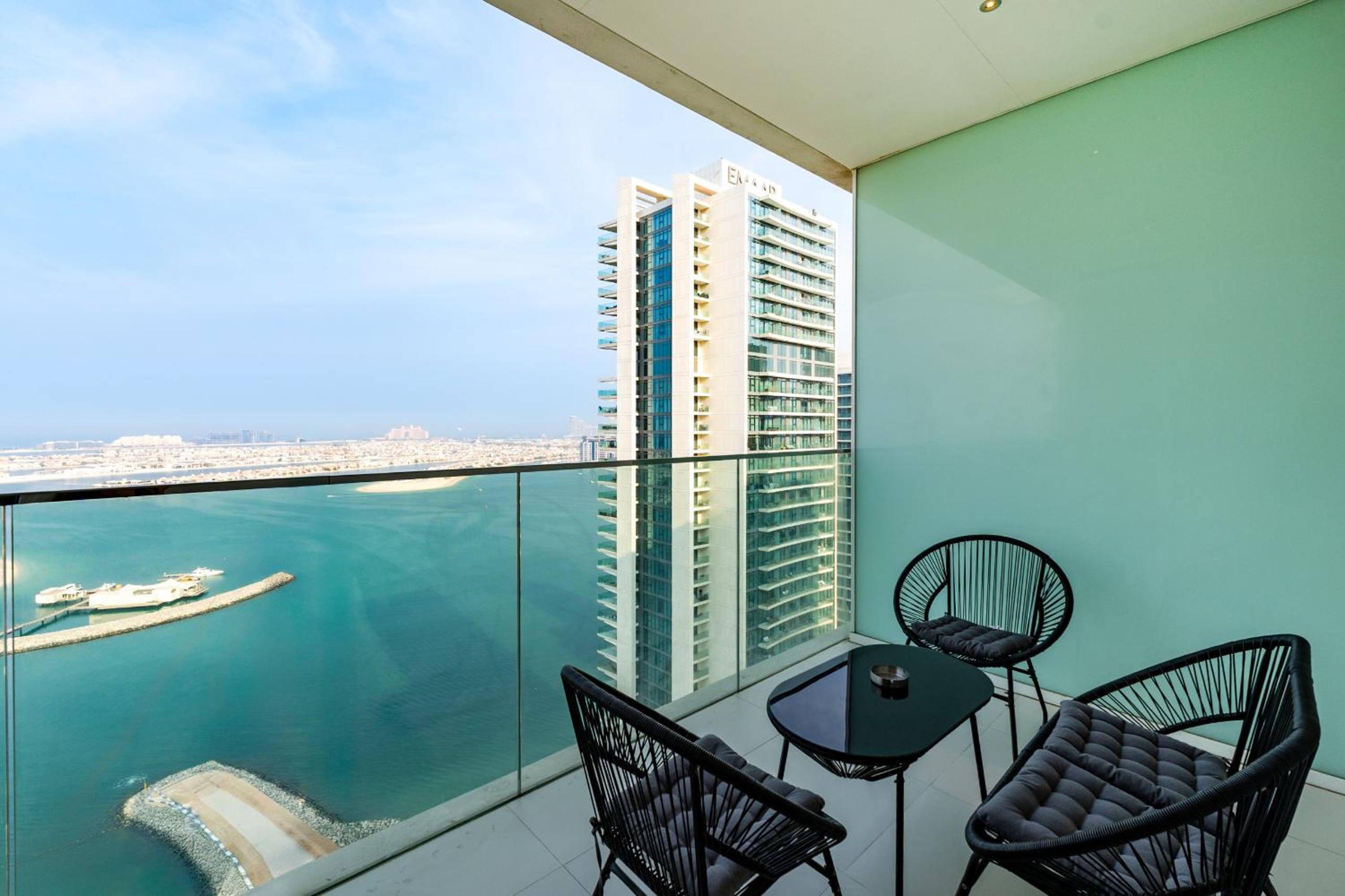 One-Bedroom Apartment with Balcony and Sea View photo 3