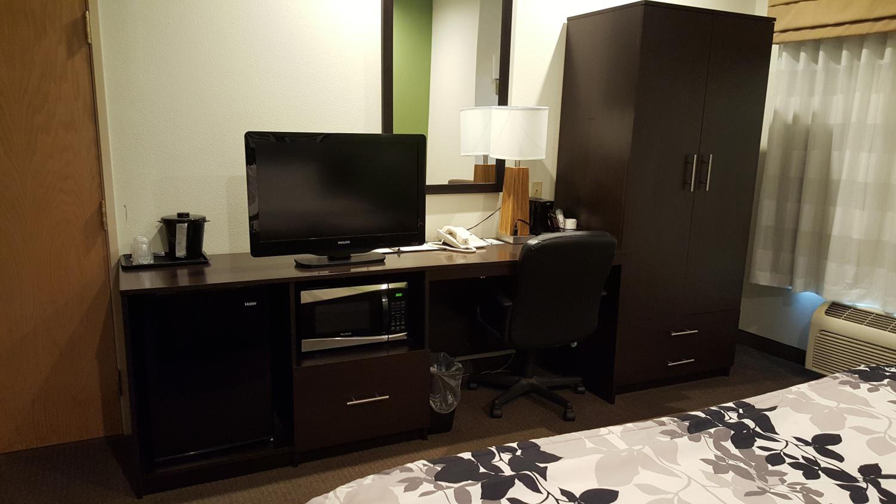 King Room - Non-Smoking - Photo 6