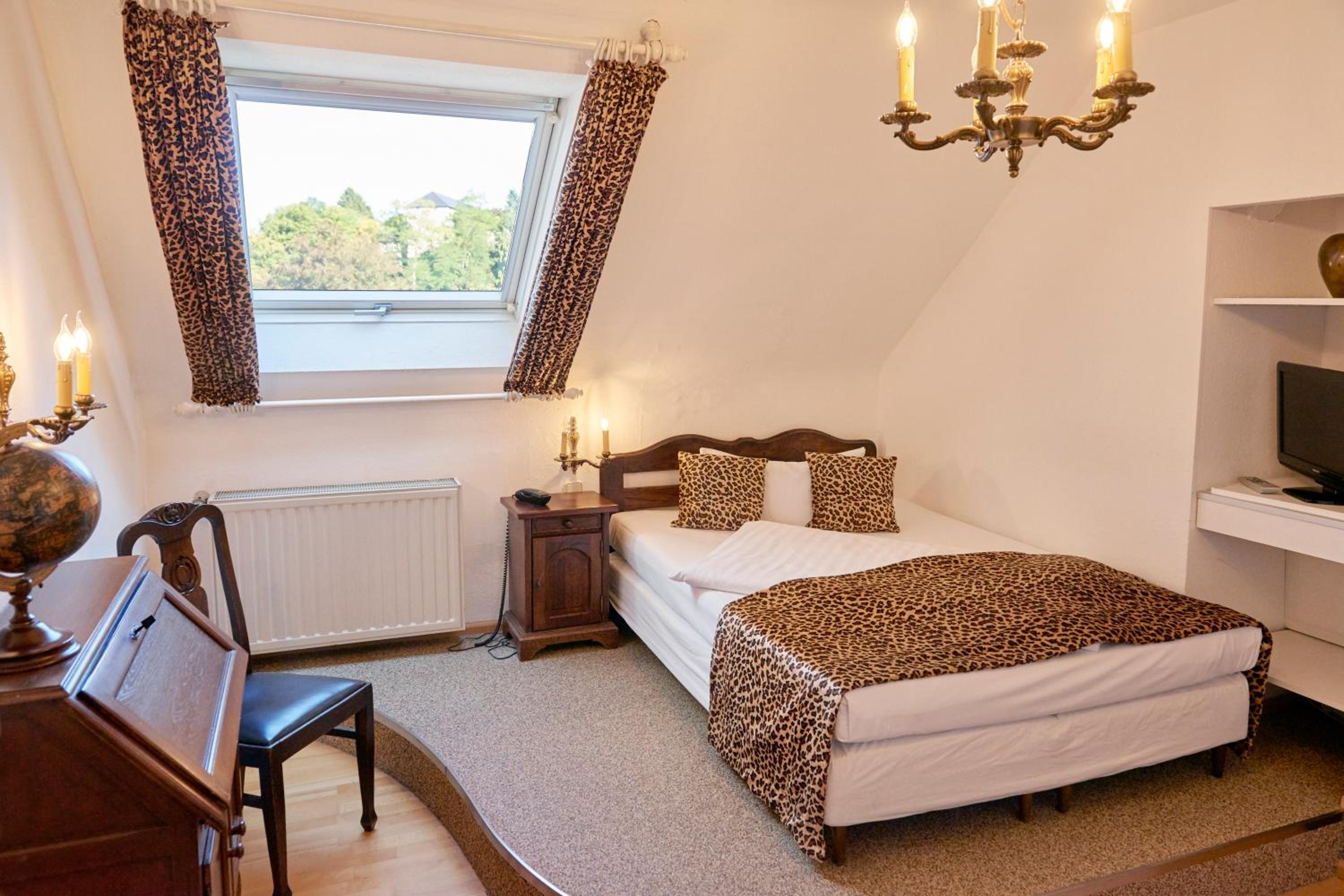 Budget Double Room - Photo 6