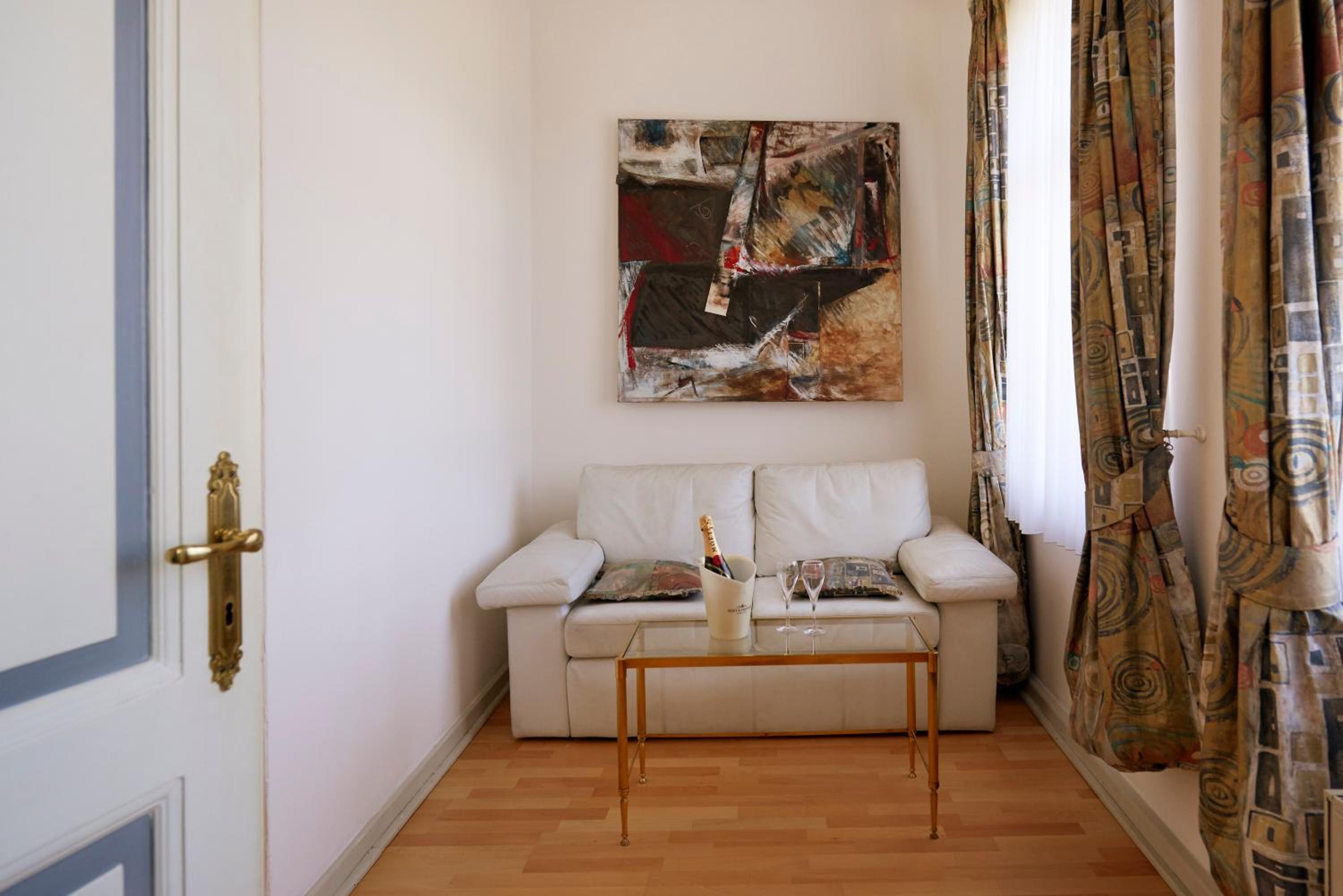 Suite - Photo 5