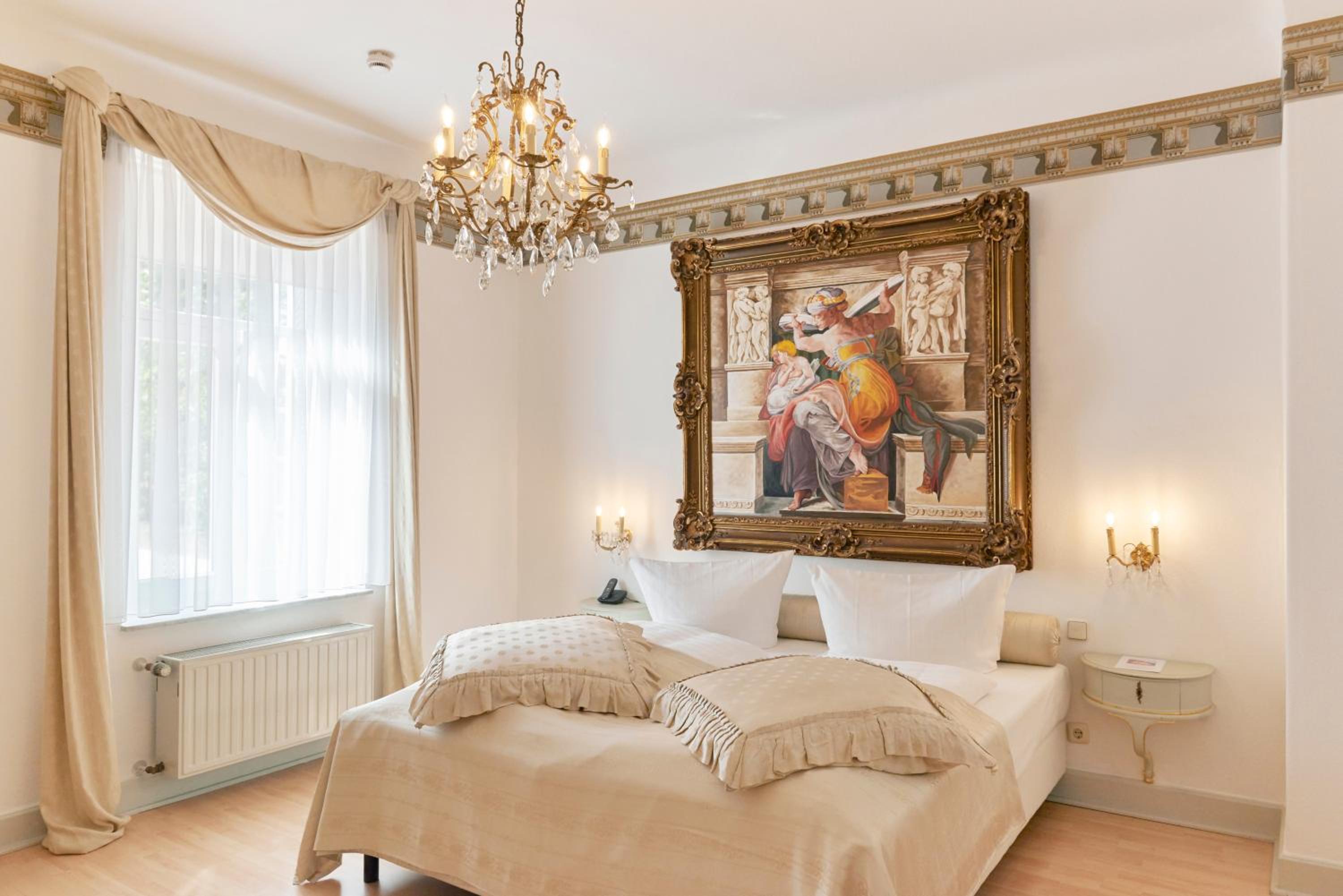 Suite - Photo 1
