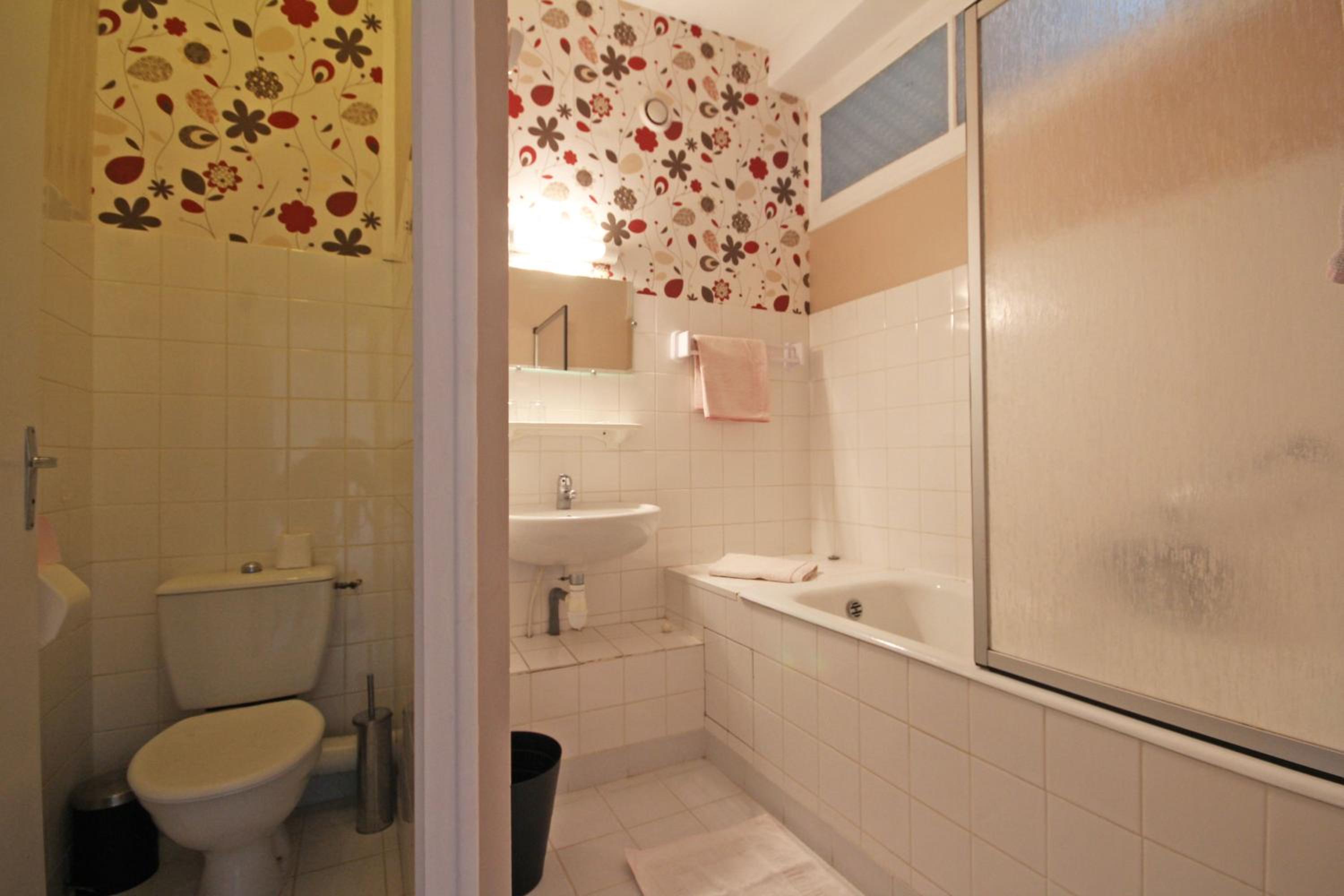 Family Room with Shared Bathroom photo 2