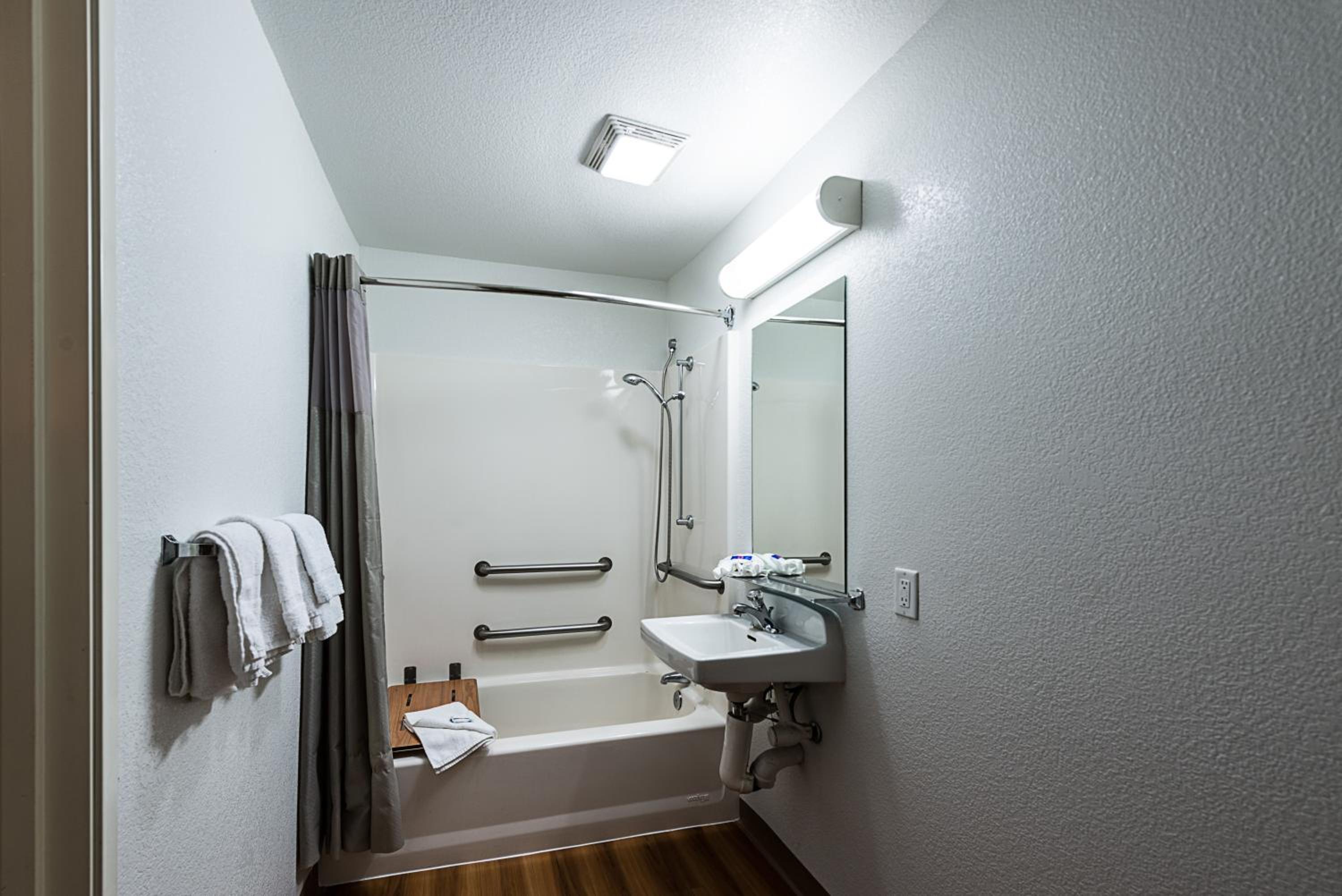 1 Queen Bed – Disability Access photo 3