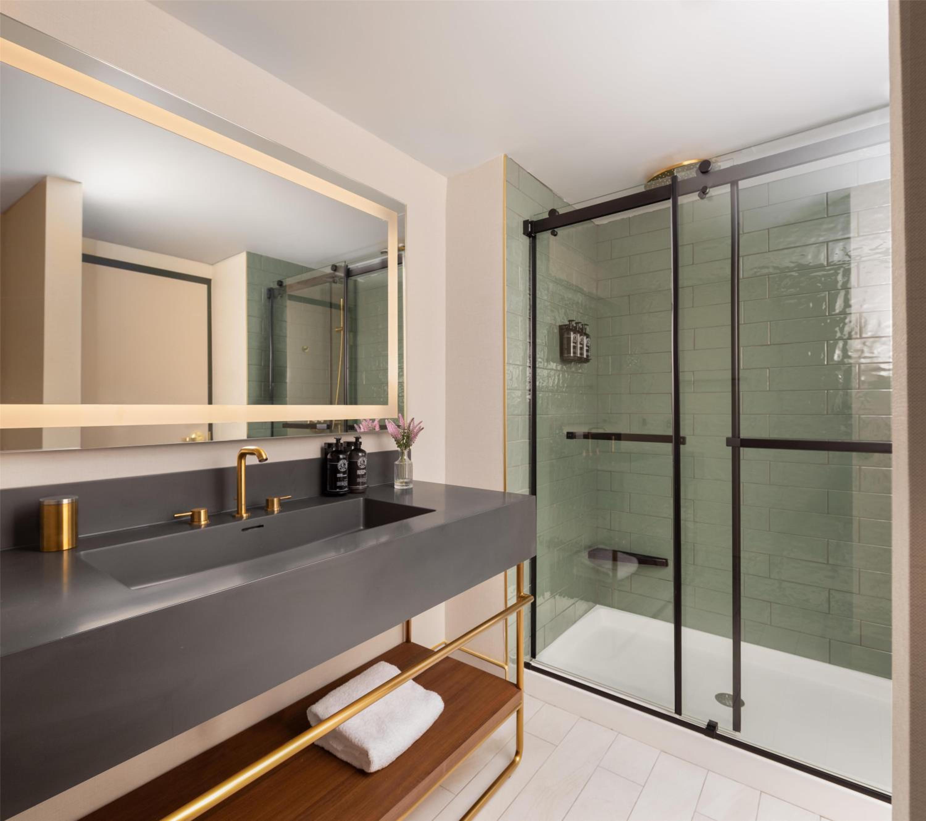 City View Room with King Bed - Photo 3