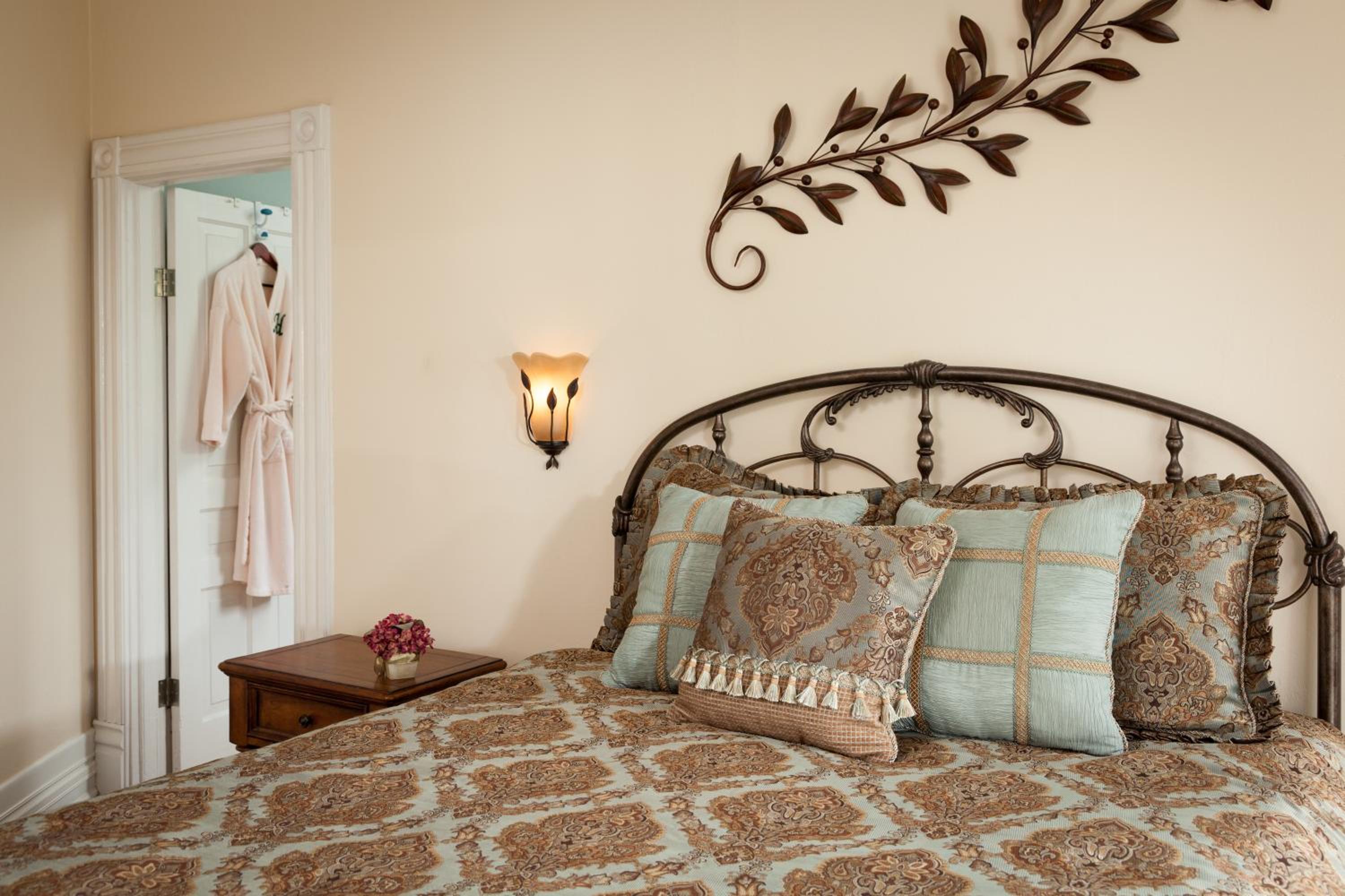 Queen- Mountain View Room  photo 3