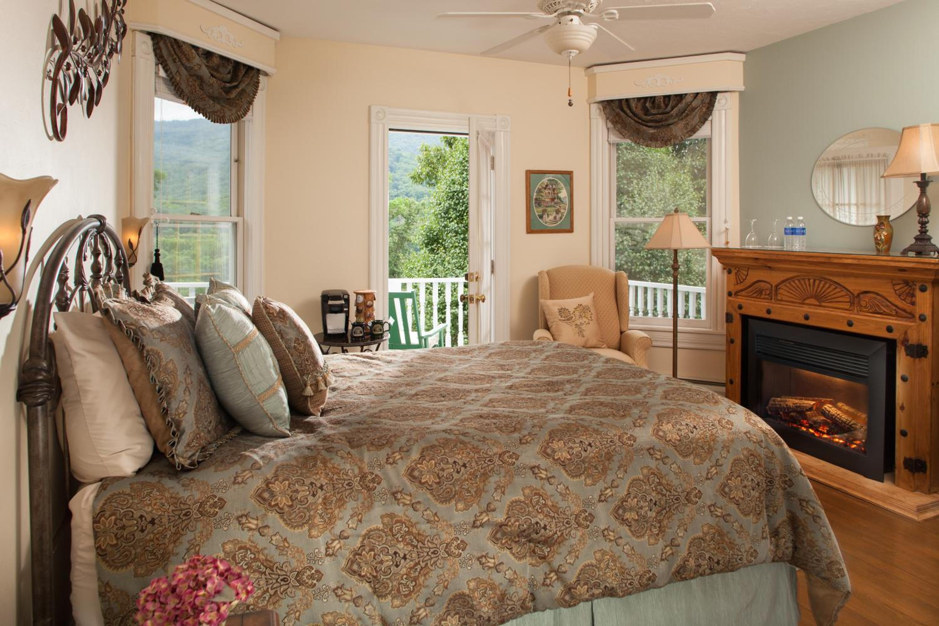 Queen- Mountain View Room  photo 1