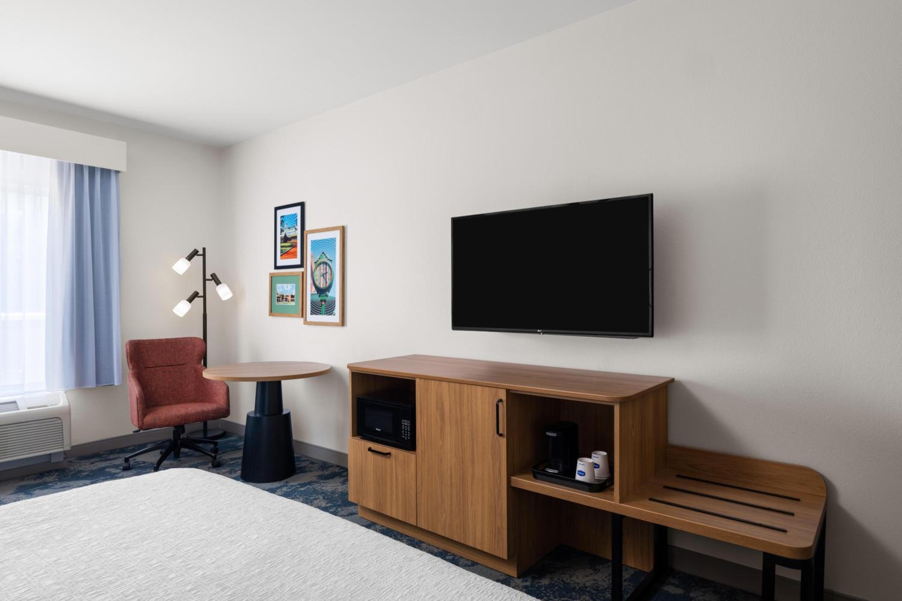 King Room with Sofa Bed - Non-Smoking - Photo 1
