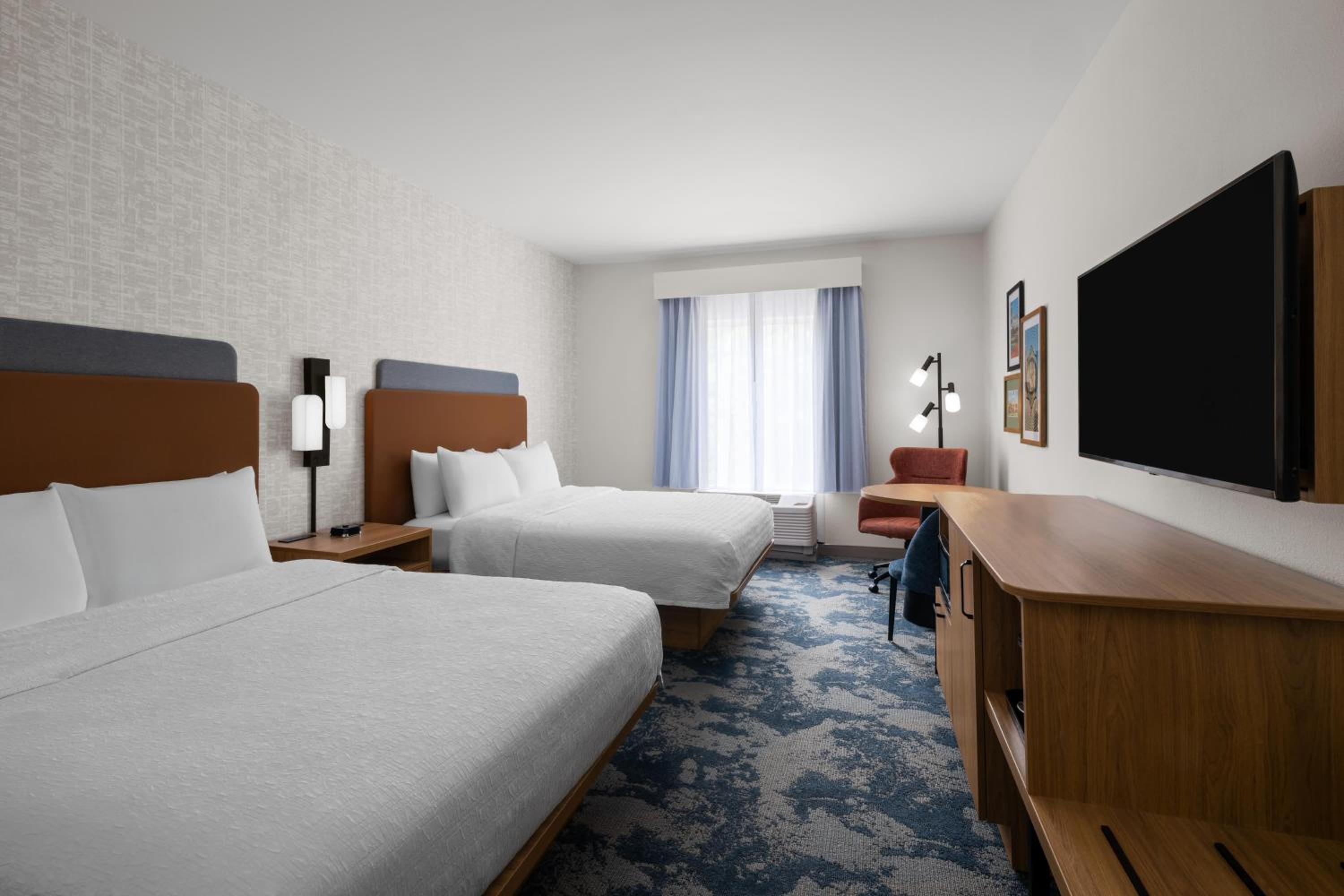 Queen Room with Two Queen Beds - Non-Smoking - Photo 3