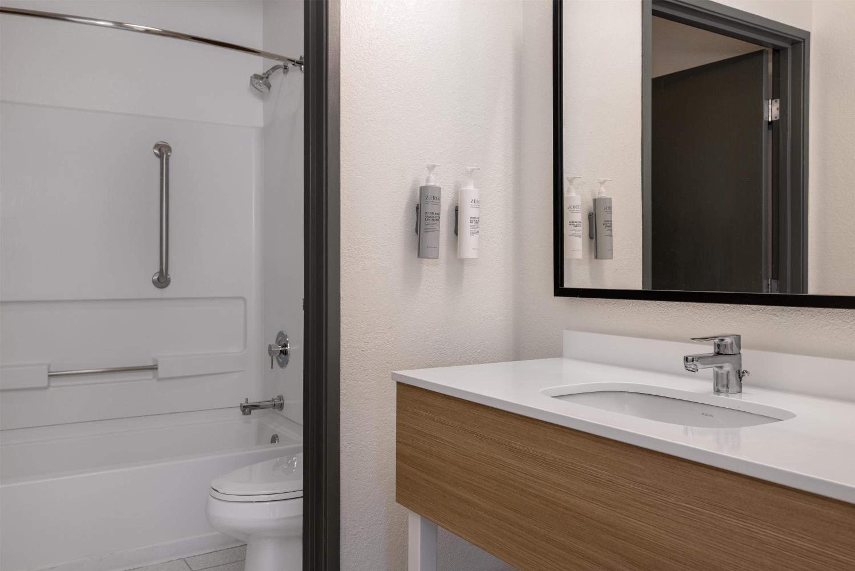 King Room with Mobility Accessible Tub photo 2