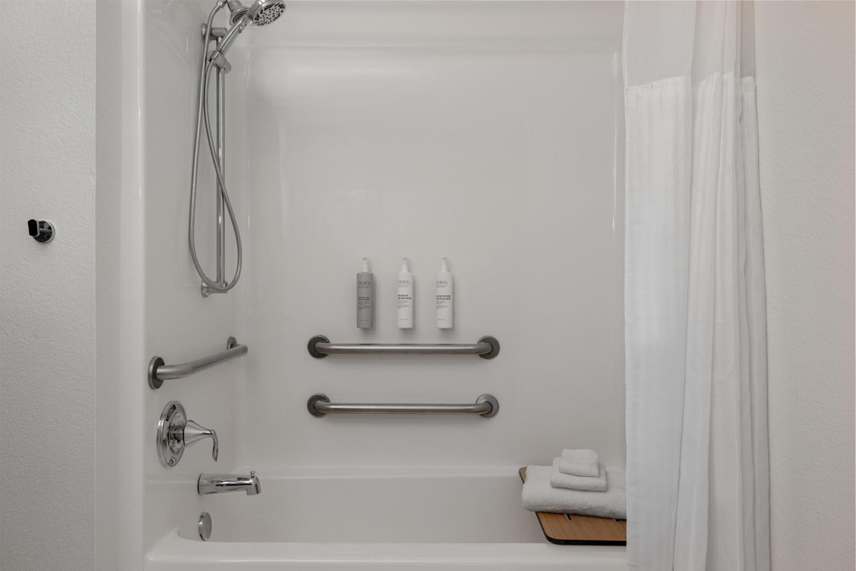 King Room with Mobility Accessible Tub photo 3