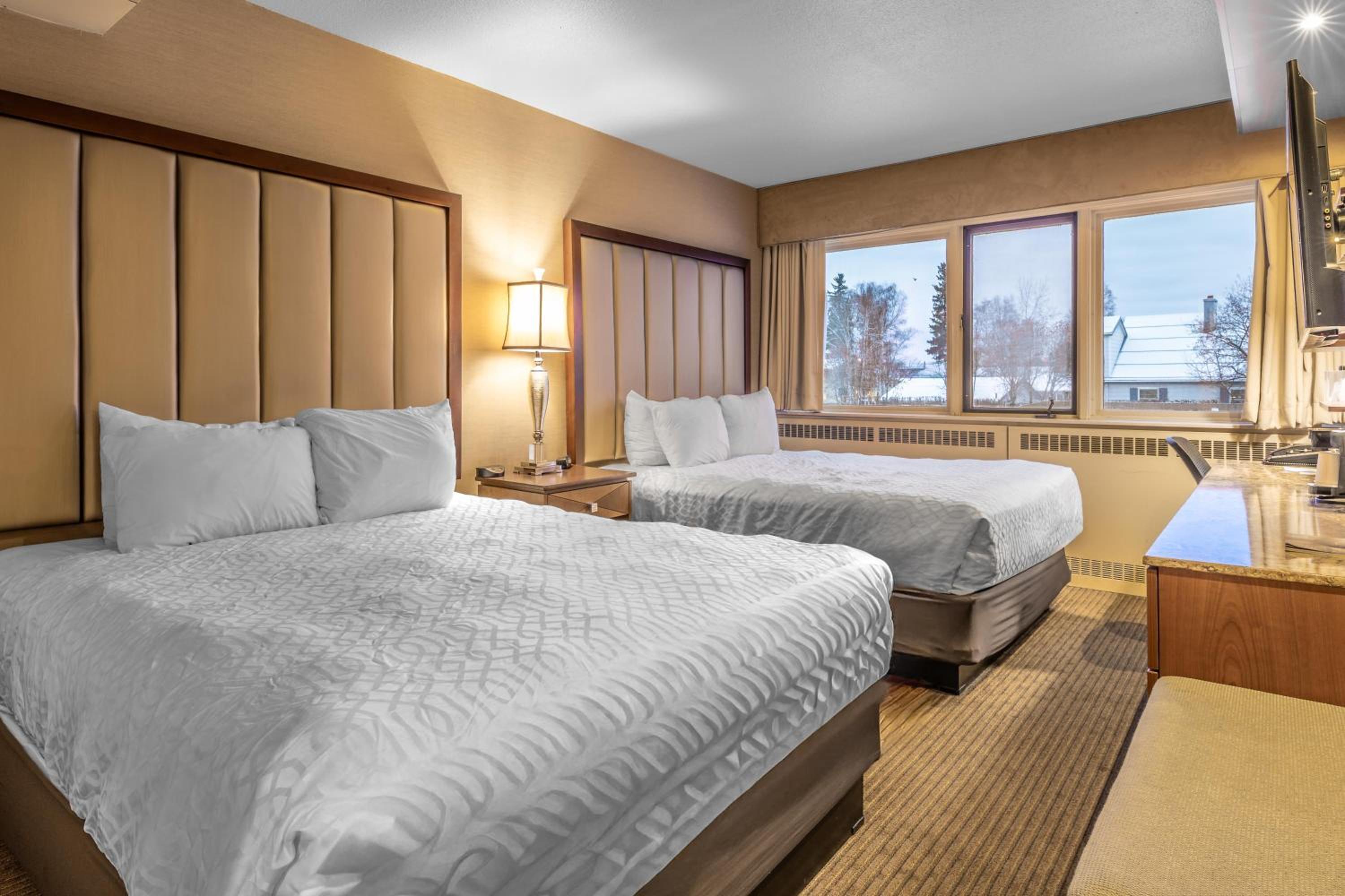 Queen Room with Two Queen Beds - Photo 2