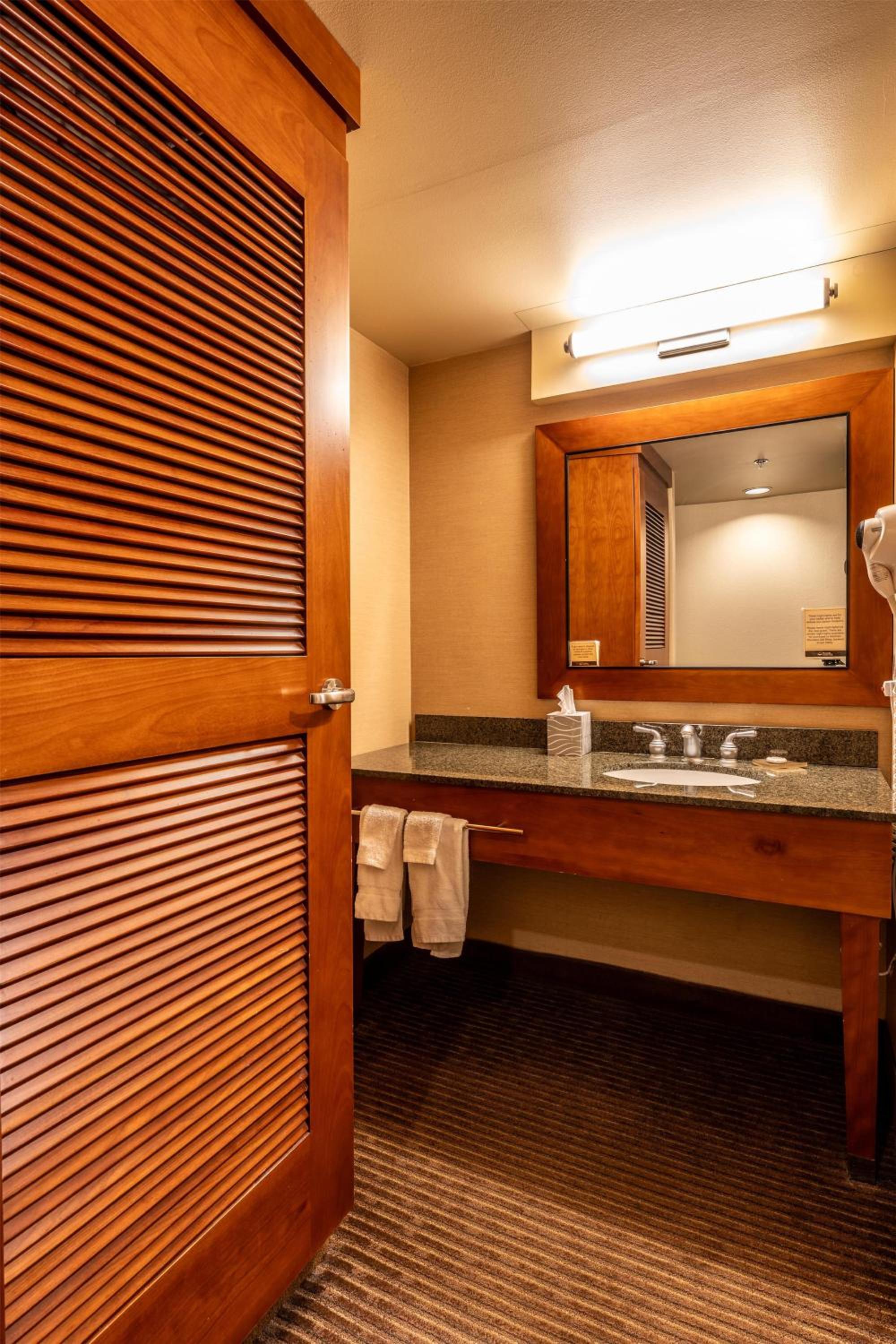 Junior King Suite with Seating Area - Photo 3
