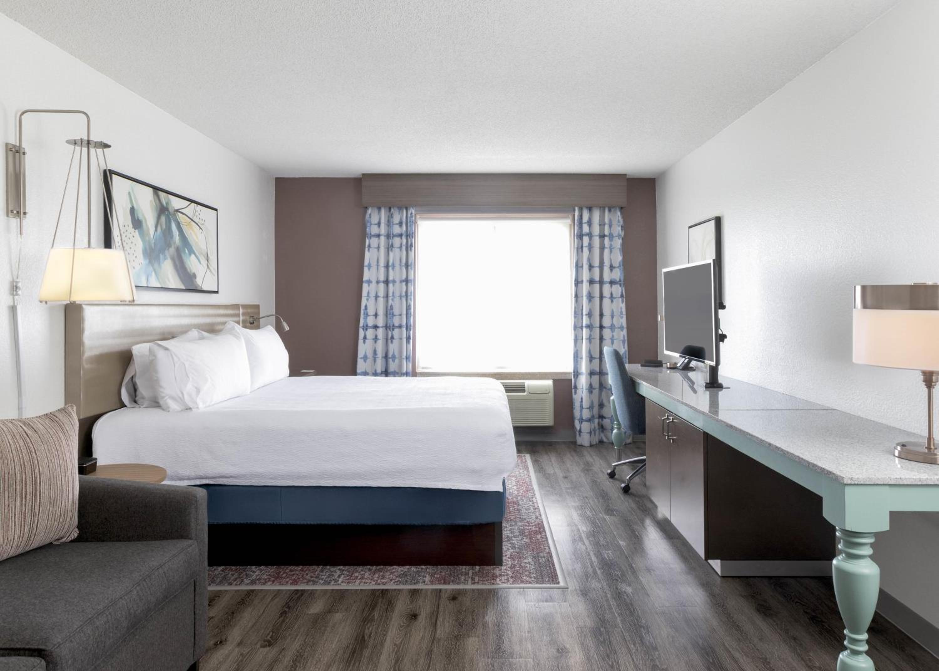 Junior King Suite - Non-Smoking - Photo 2