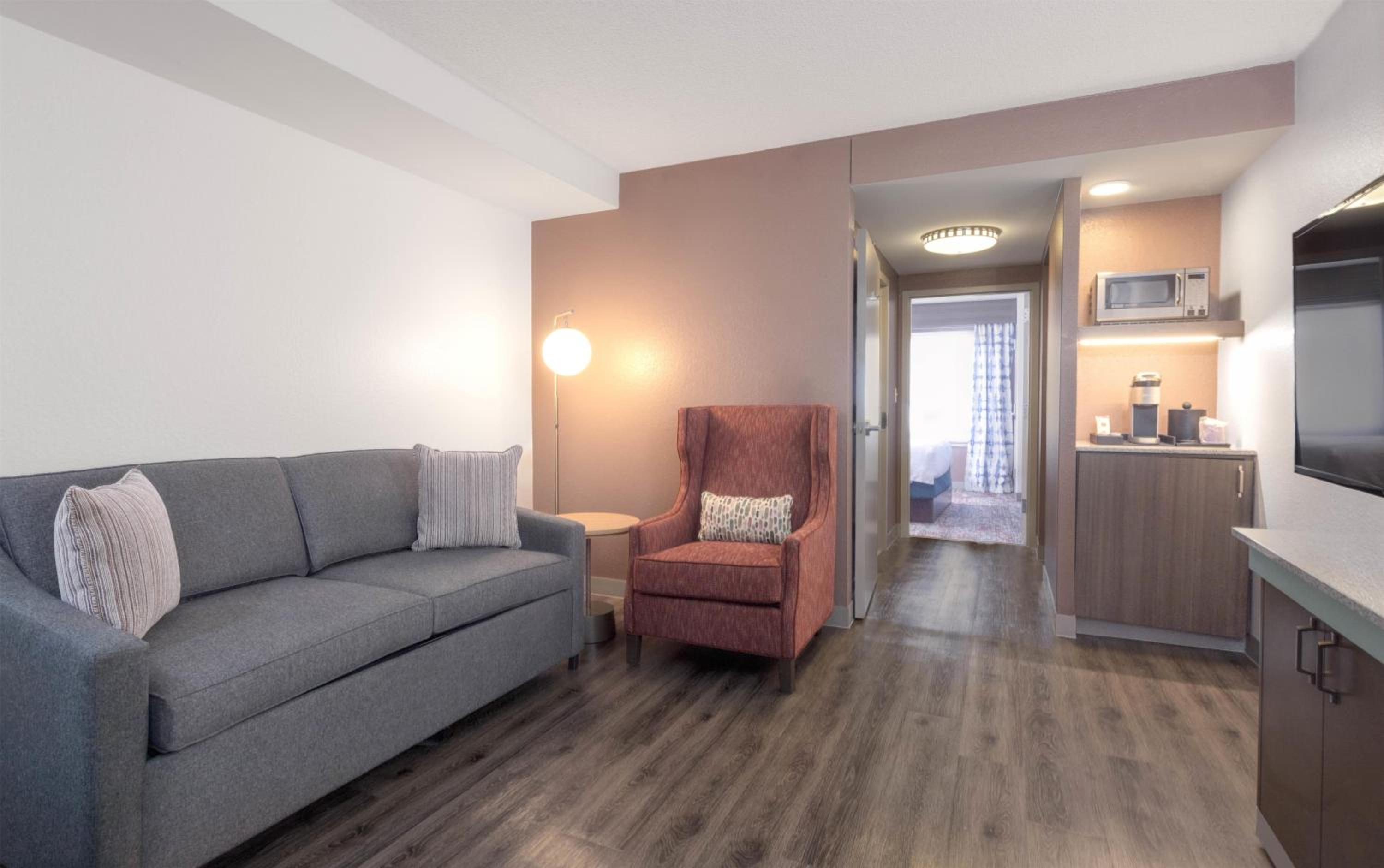 One-Bedroom King Suite with Sofa Bed - Photo 3