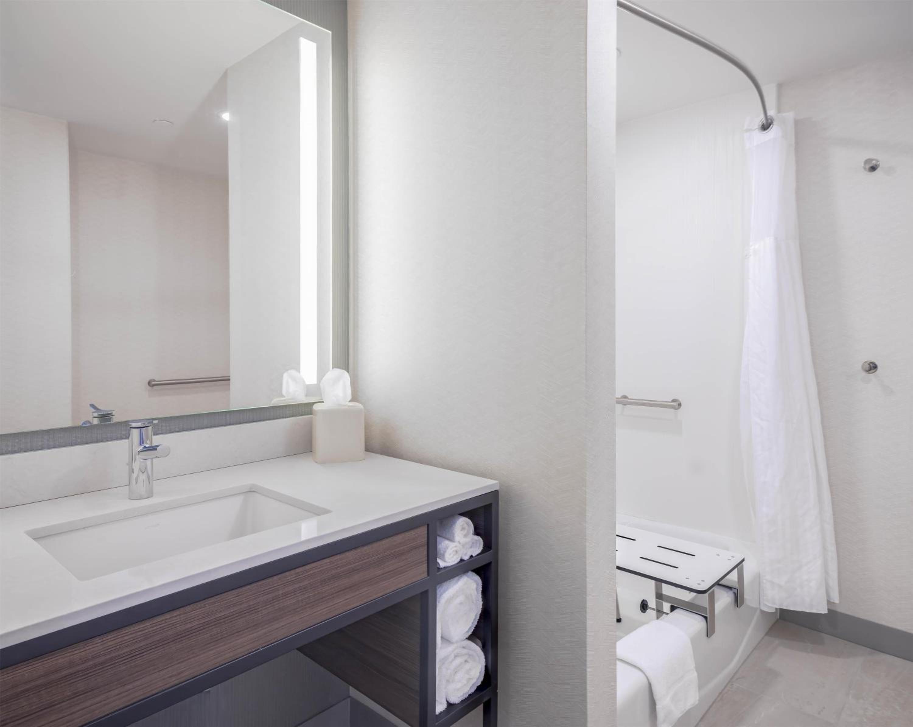 King Room with Accessible Tub - Mobility Access - Photo 2