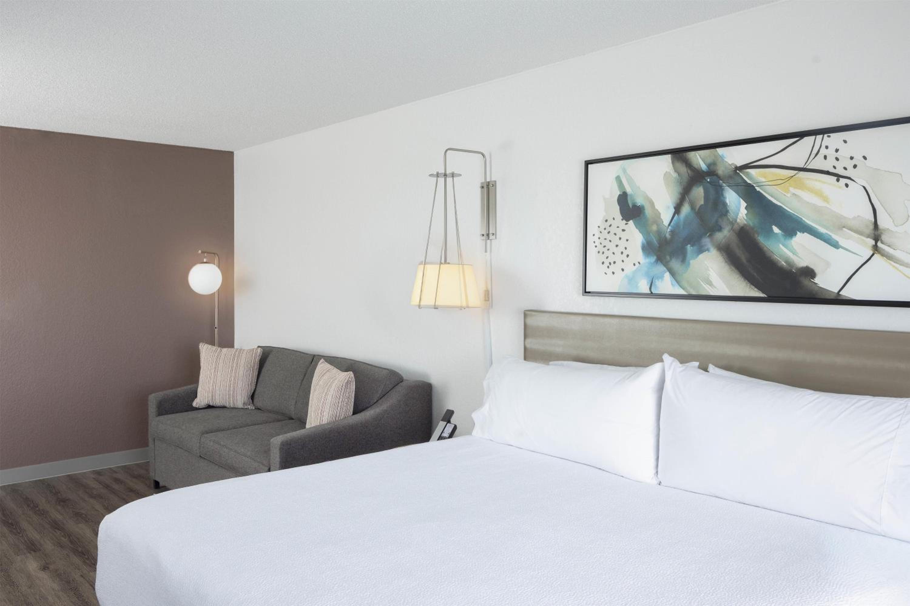 Junior King Suite - Non-Smoking - Photo 3