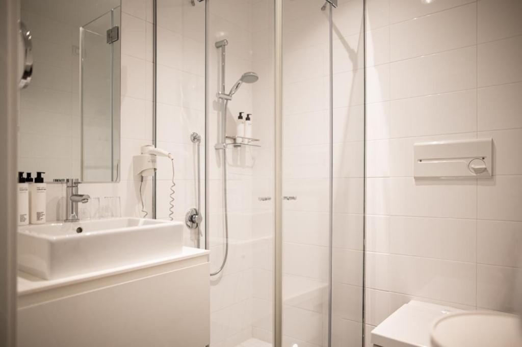 Budget Double Room - Photo 2
