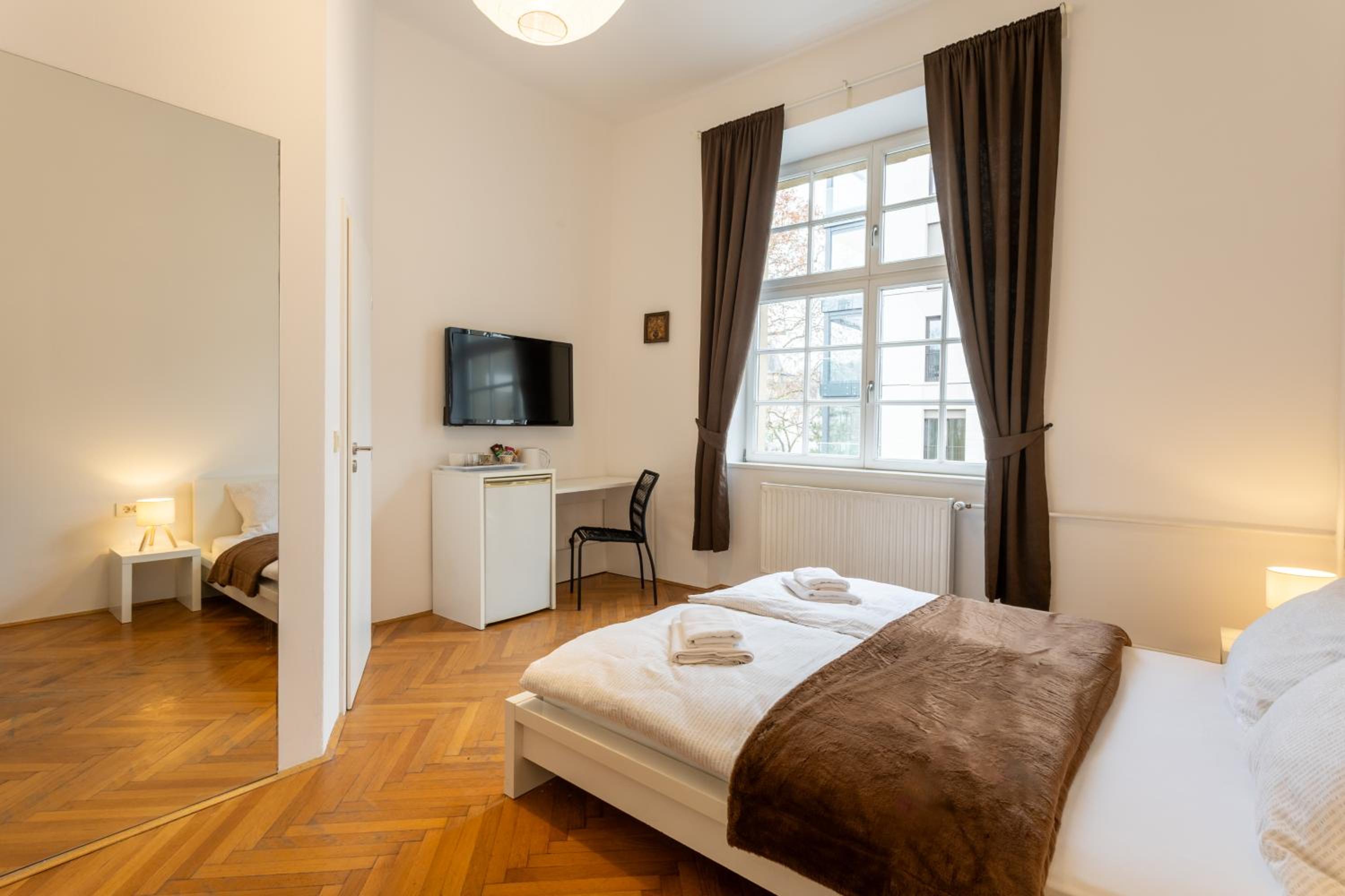 Double Room - Photo 6