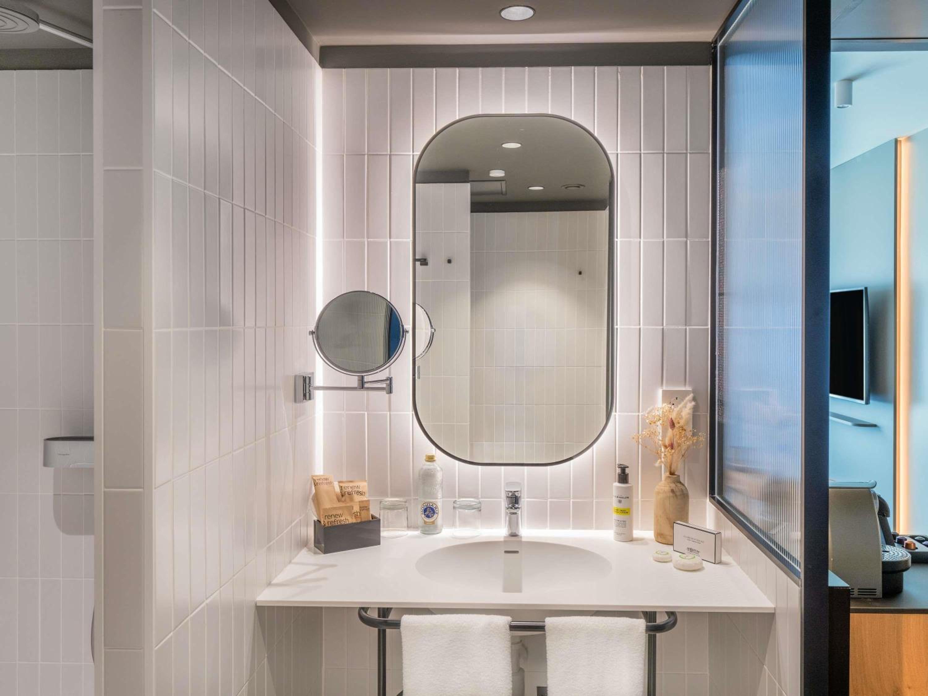 Superior Deluxe Queen Room - Mobility Access - Deluxe Building - Photo 2