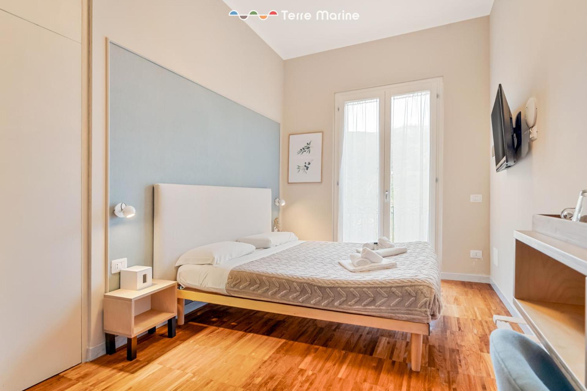 Deluxe Double Room with Shower photo 3