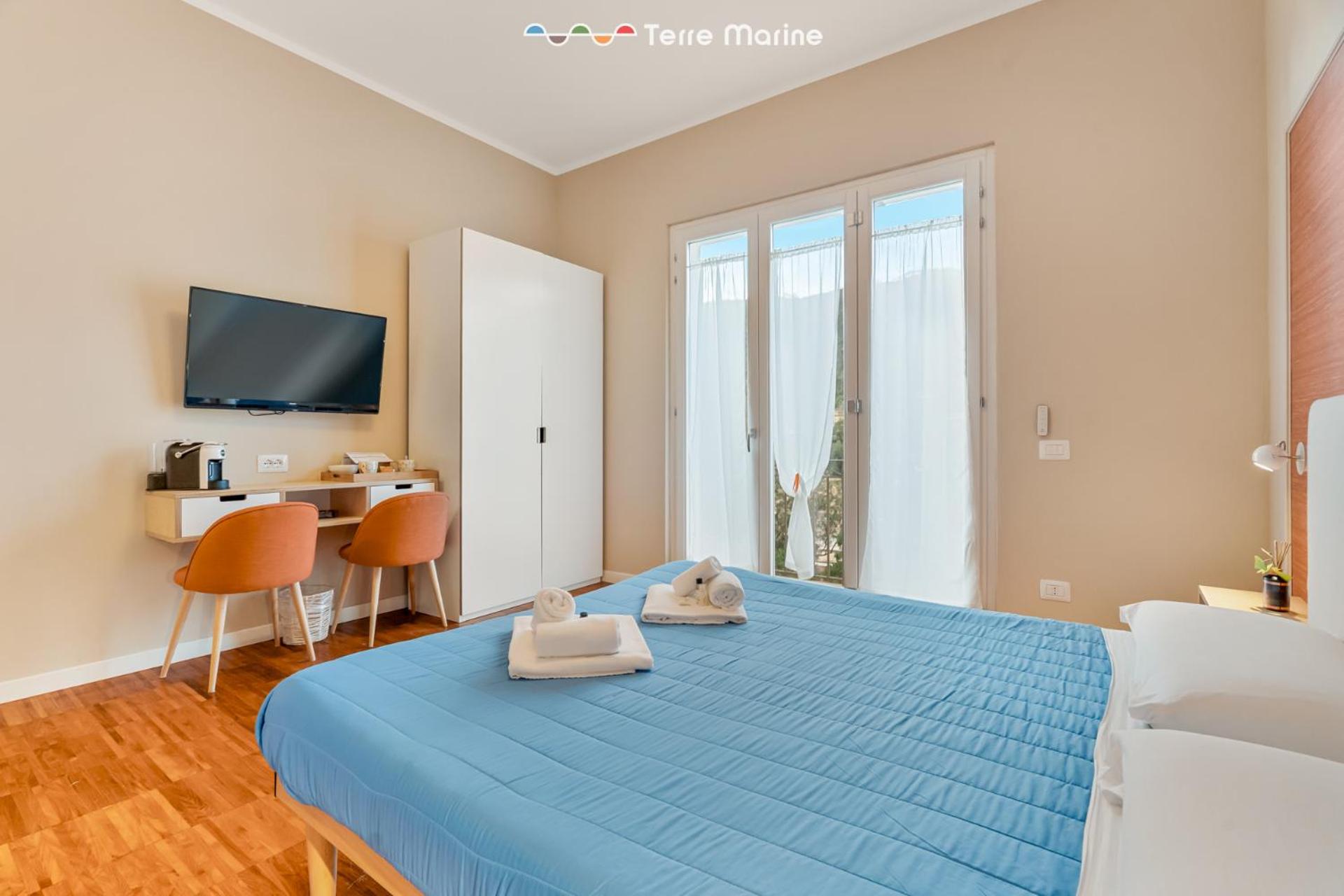 Deluxe Double Room with Balcony photo 2