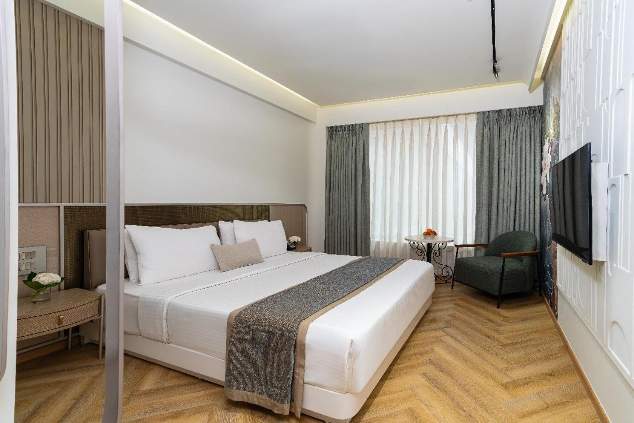 Club Room with 15% discount on F&B and Complimentary Airport Transfers