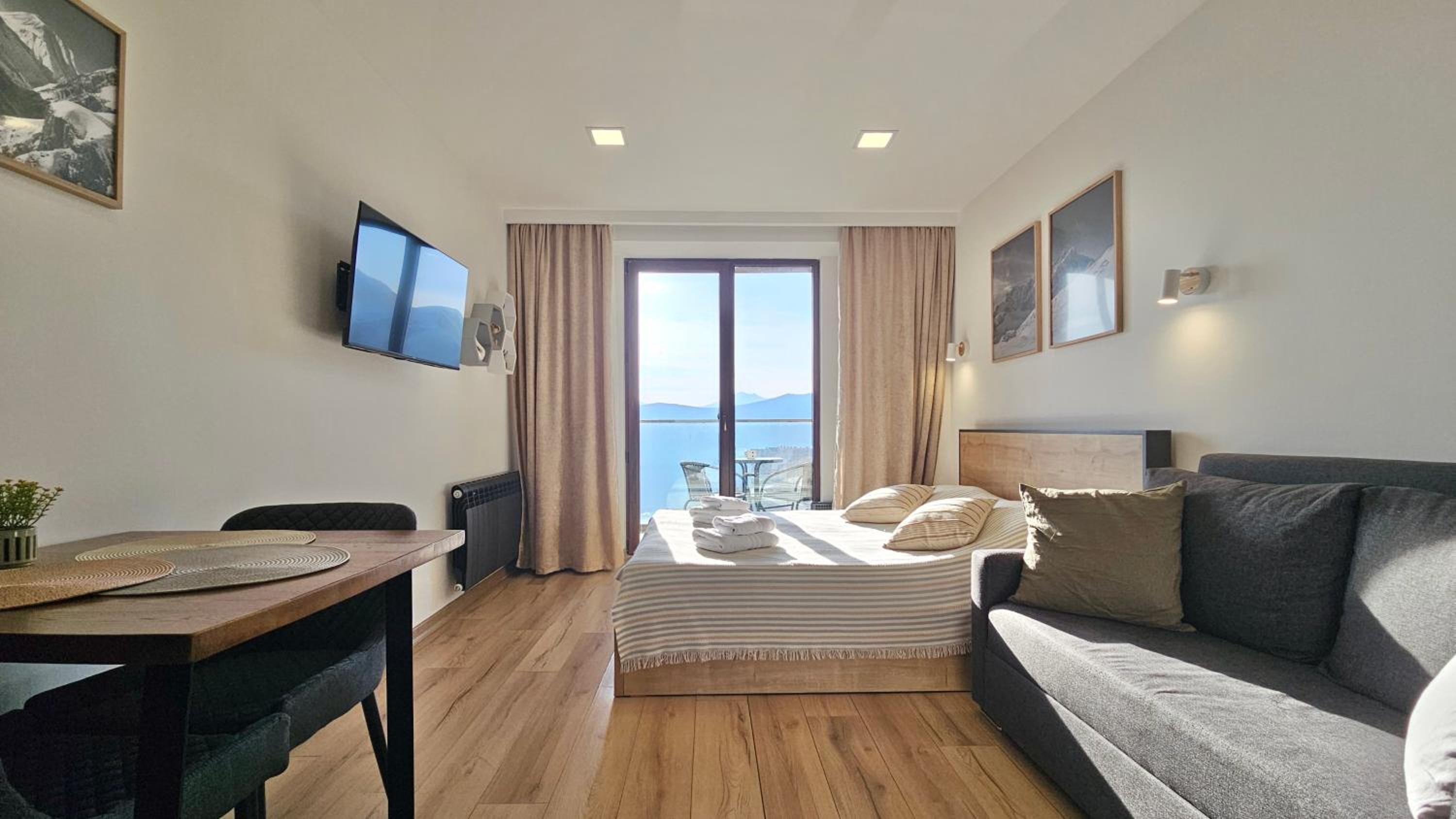 Apartment with Mountain View photo 2