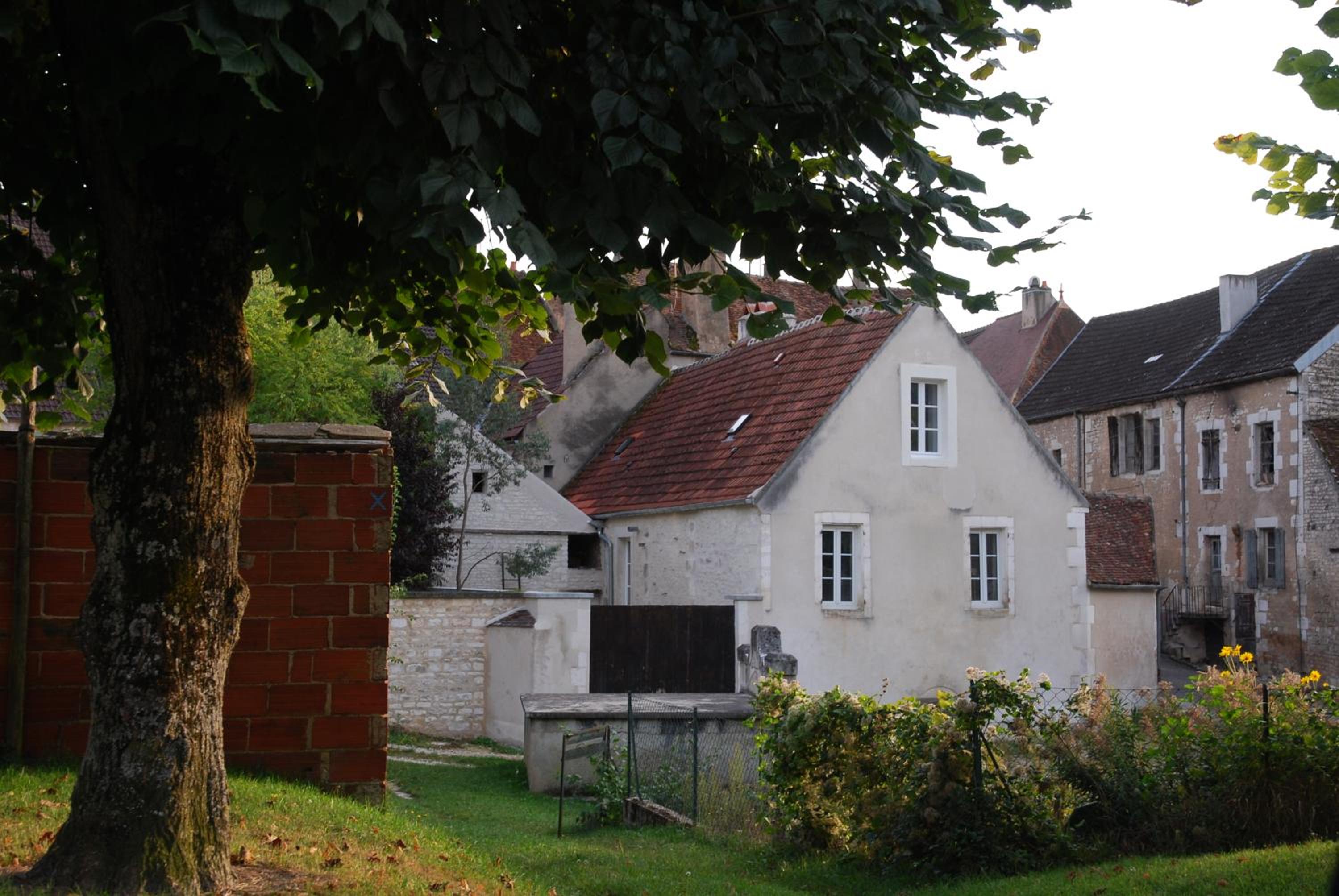 Five-Bedroom House photo 1