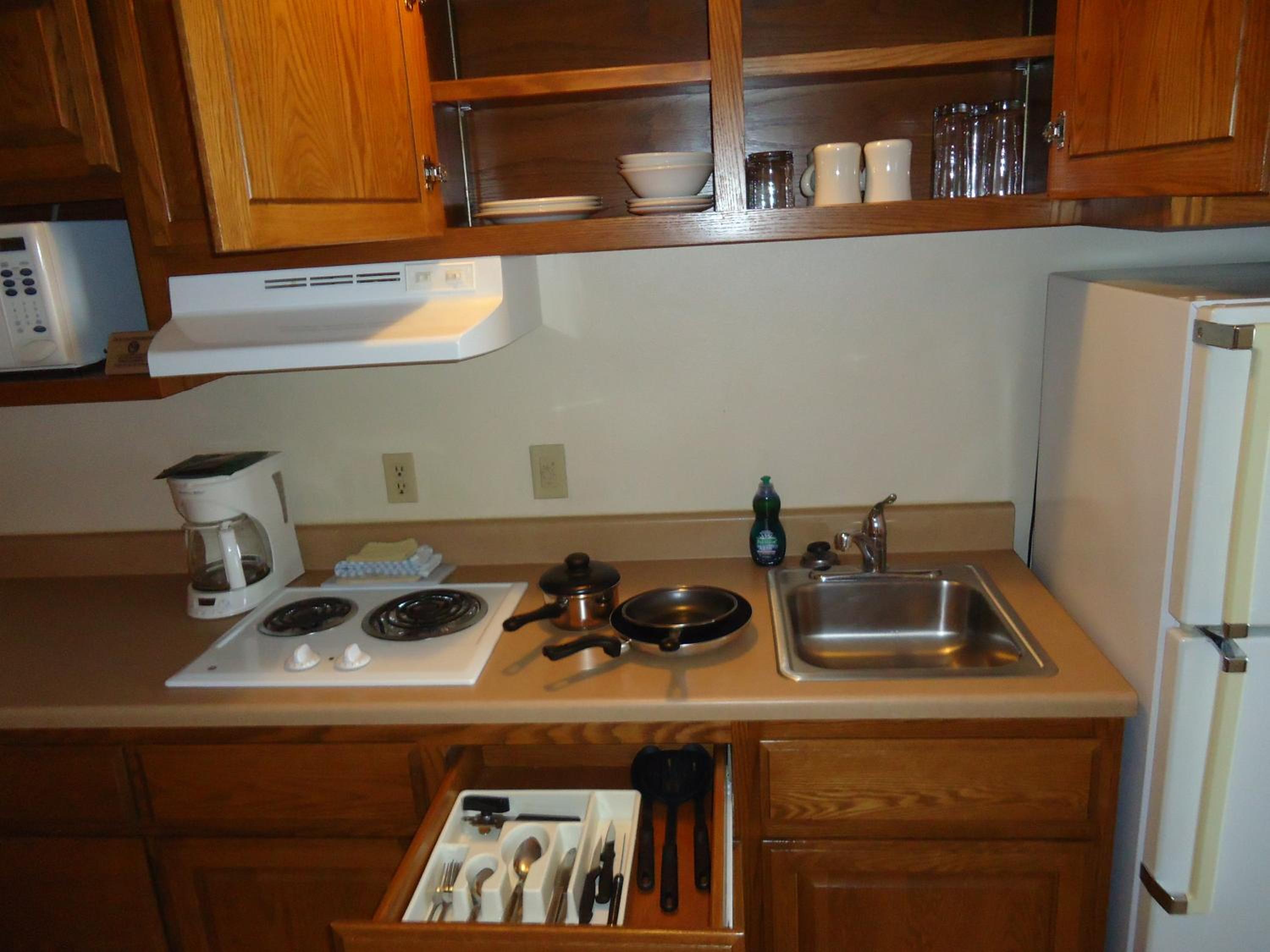 Deluxe Queen Suite - Non-Smoking - Photo 11