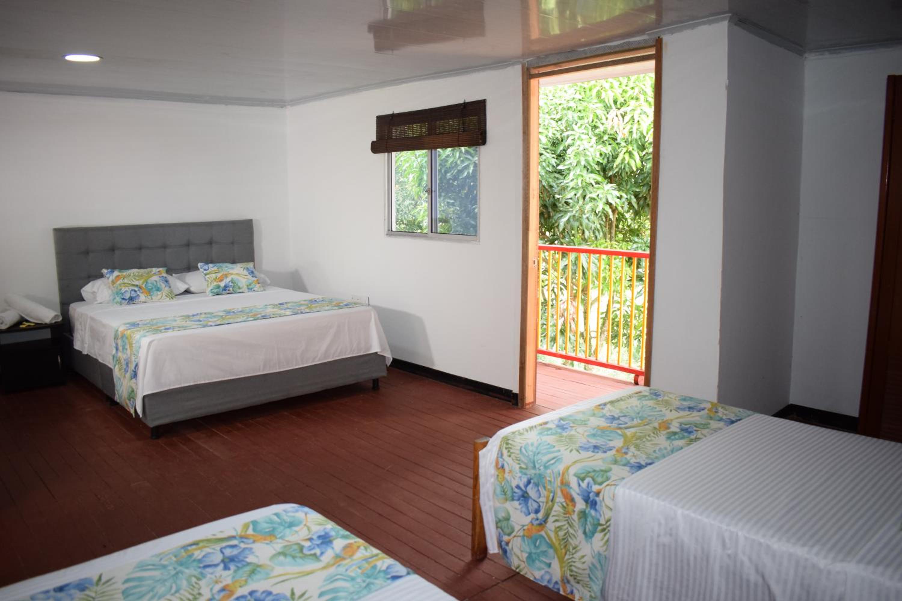 Quadruple Room with Private Bathroom photo 2